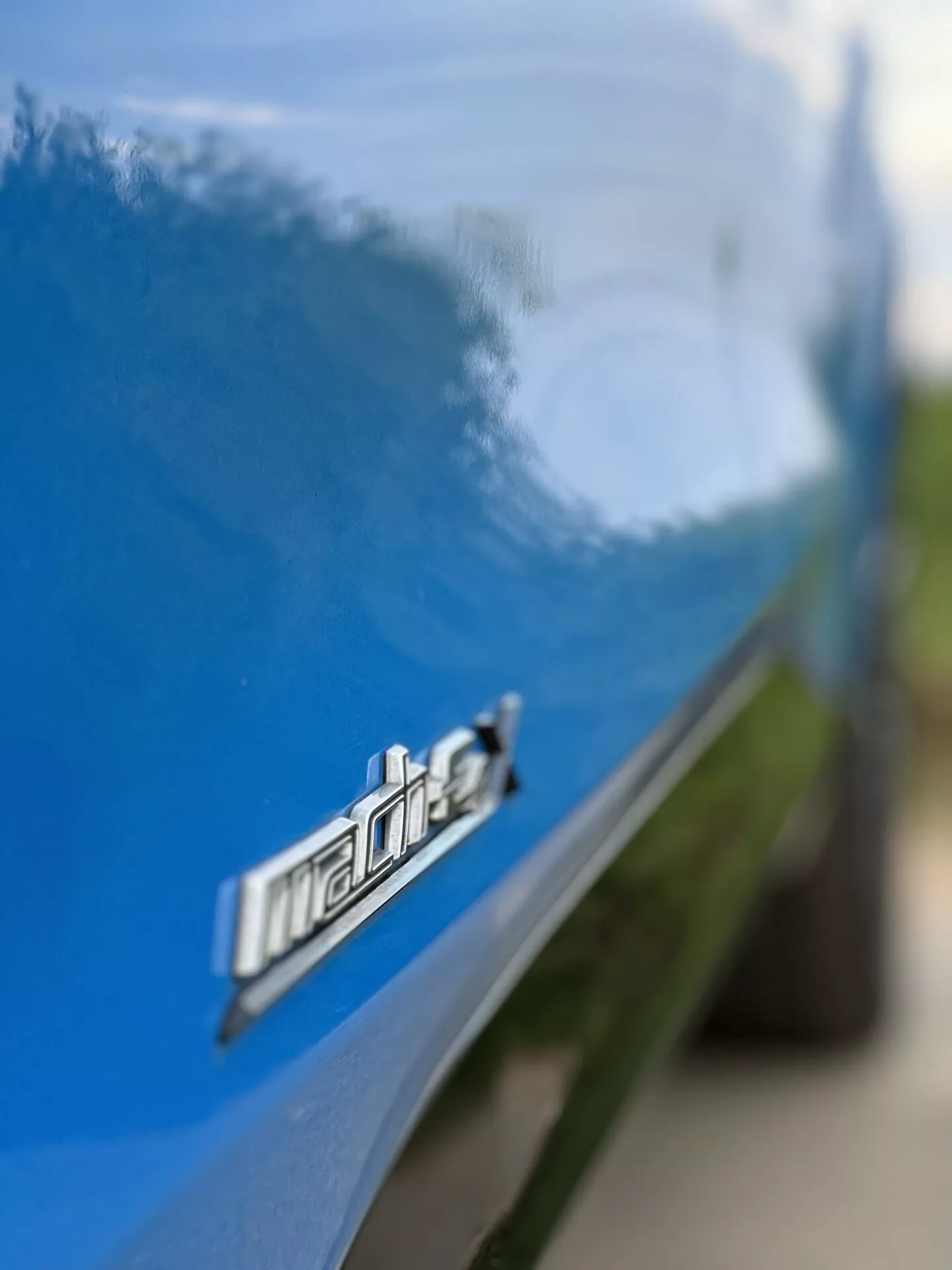 Električni SUV Ford Mustang Mach-E 2020 v dinamični vožnji prikazuje svojo elegantno obliko in sodobne lastnosti