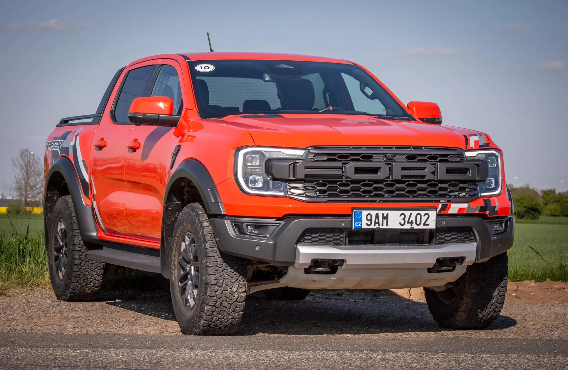 Sodobni poltovornjak Ford Ranger 2022, ki prikazuje sprednjo masko in bočni profil z zmogljivostmi za vožnjo izven cest in tehnološkimi funkcijami