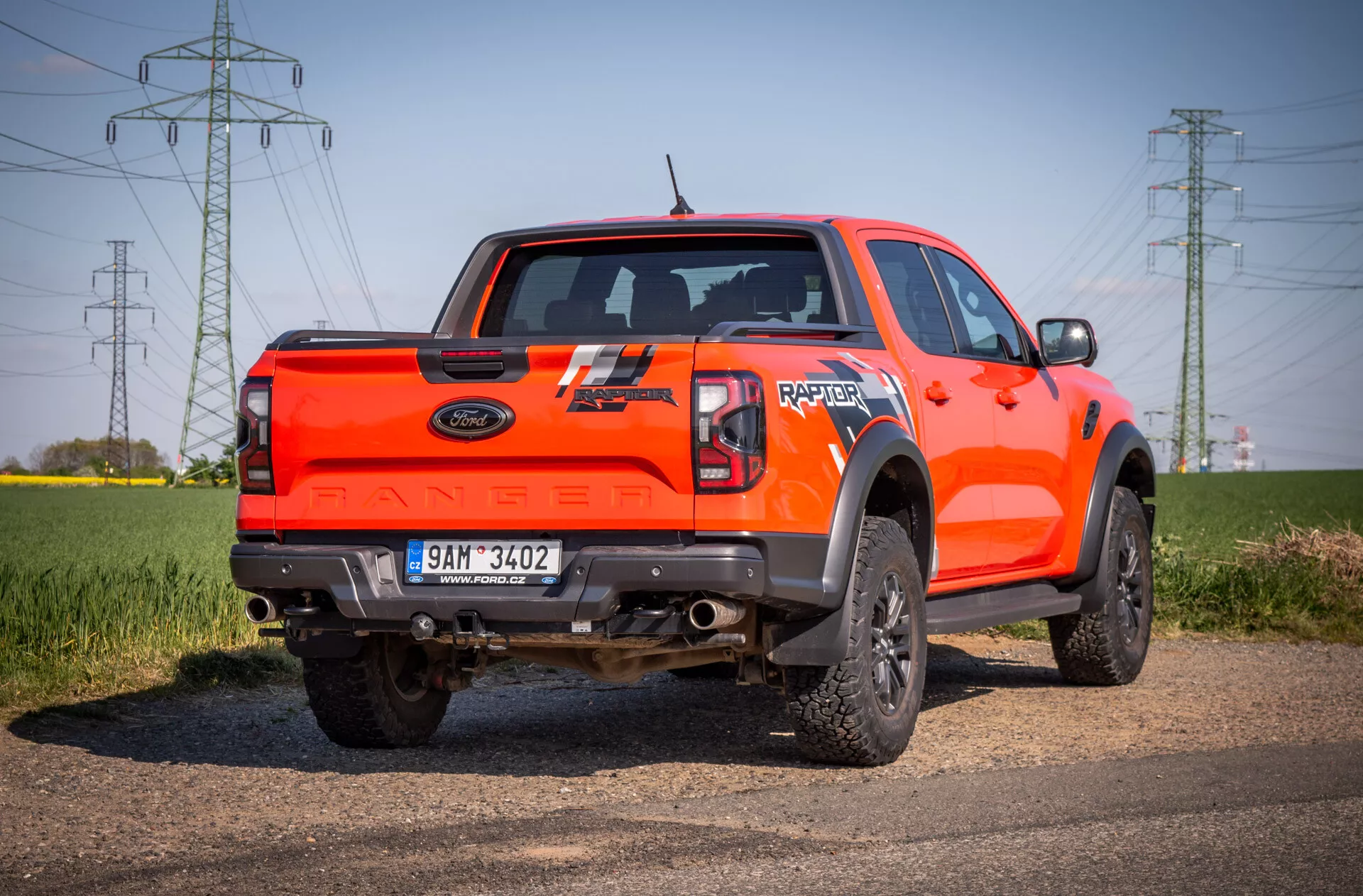Srednje velik pickup truck Ford Ranger 2022 na avtocesti, ki prikazuje elegantno zasnovo in napredne funkcije