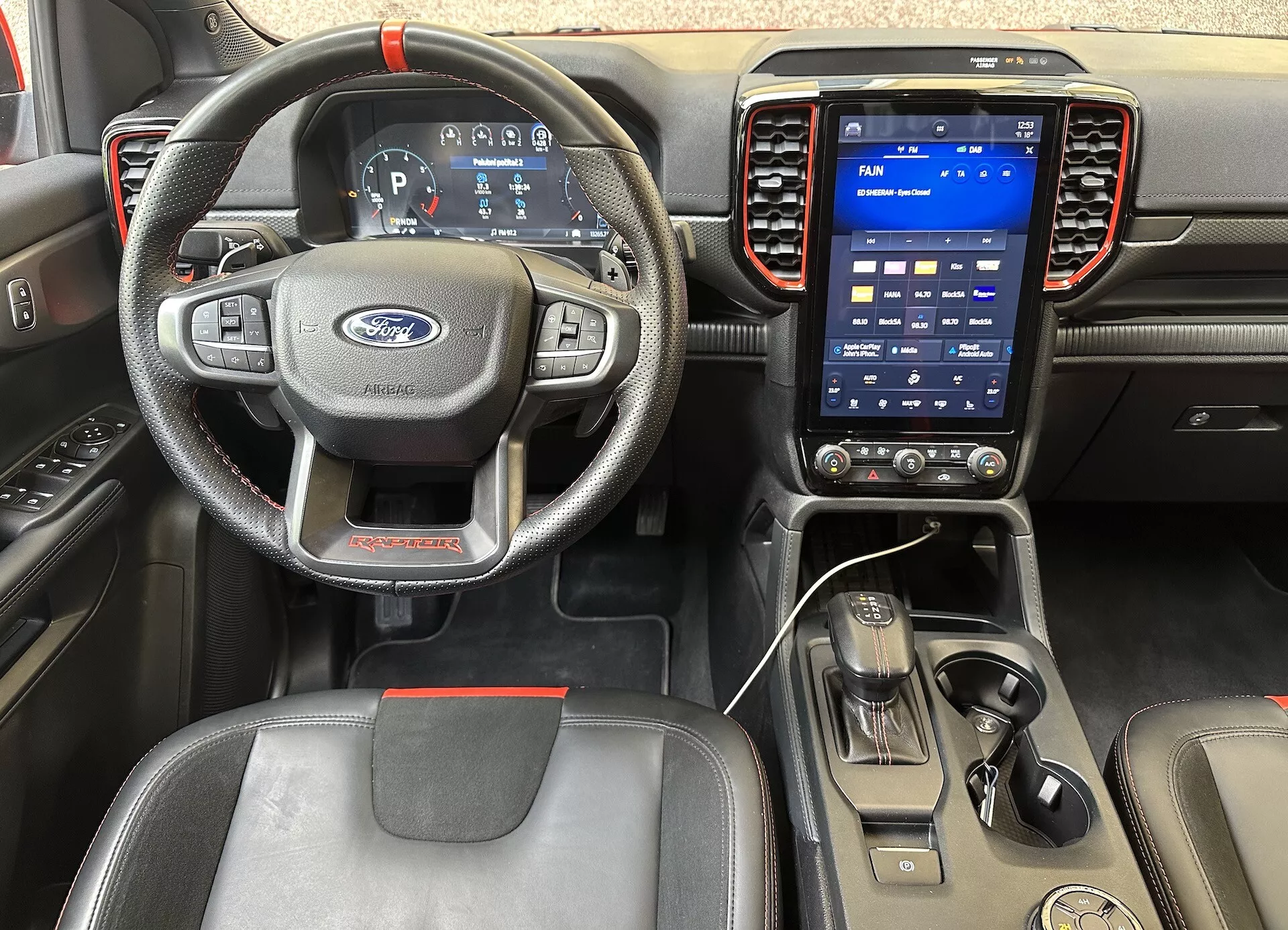 Notranjost Ford Ranger 2022 z vidika voznika, z volanom s tremi kraki z upravljalniki, digitalno instrumentalno ploščo in navpično usmerjenim zaslonom na dotik za informacijsko-zabavni sistem na armaturni plošči