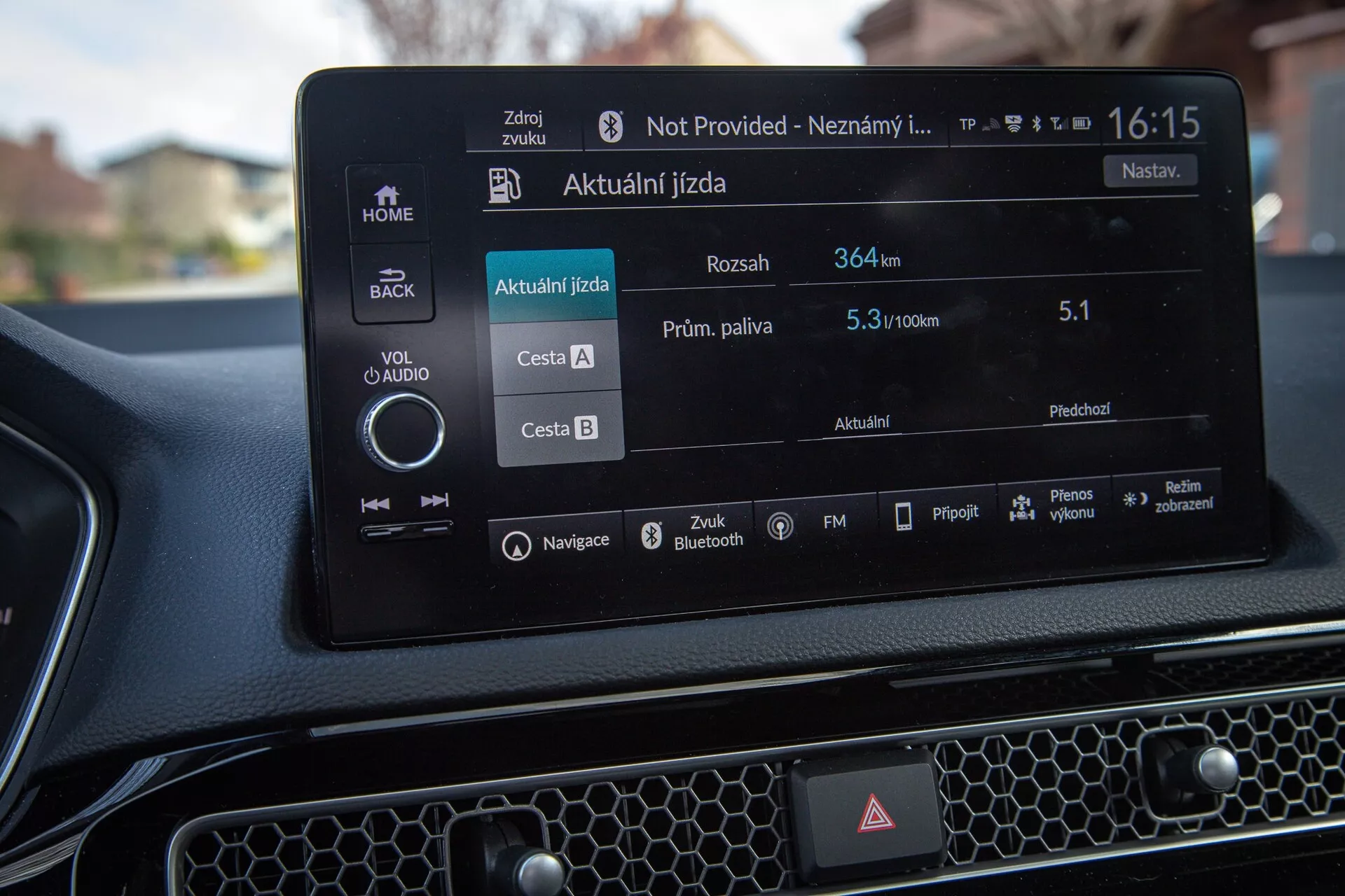 Informacijsko-zabavni sistem Honda Civic 2022, ki prikazuje navigacijo in podatke o vožnji v realnem času, videno iz perspektive voznika ali sovoznika