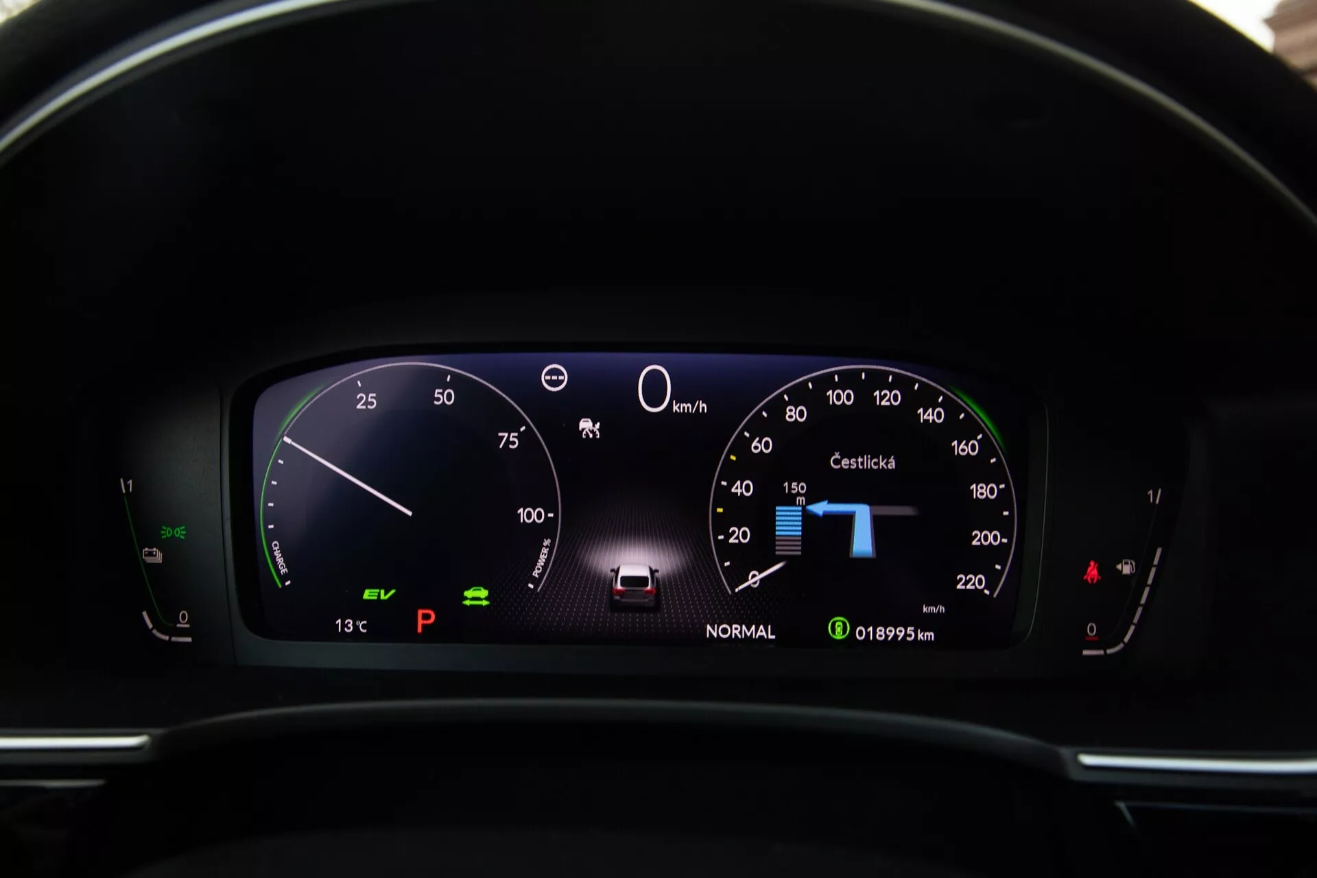 Približen pogled na digitalno armaturno ploščo Honda Civic 2022, ki prikazuje hitrostomer pri 0 km/h, indikator 'PRIPRAVLJEN', izbiro prestave 'P', zunanjo temperaturo '13°C', števec poti na '101995 km' in stanje baterije iz voznikovega zornega kota