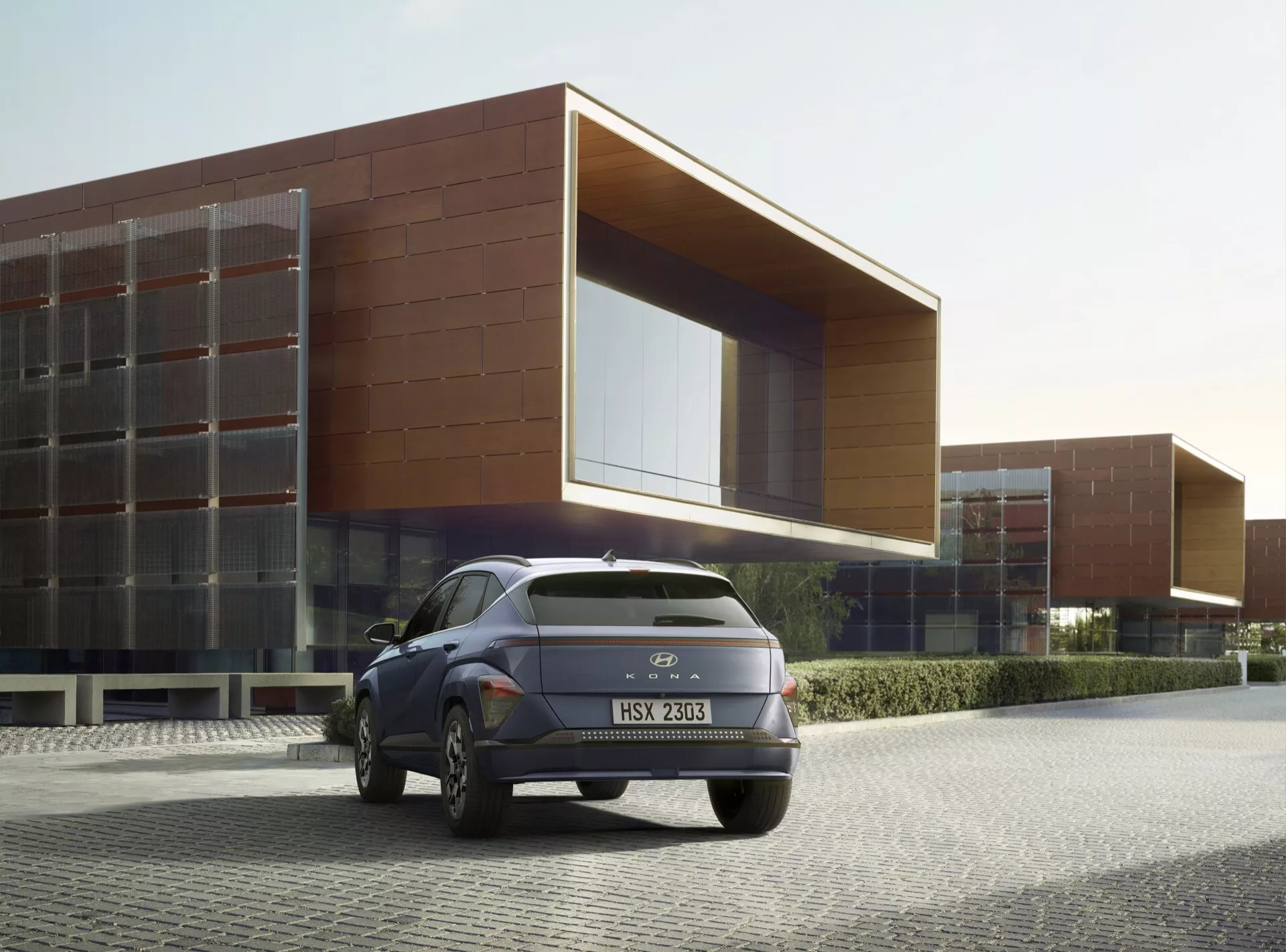 Hyundai Kona druge generacije 2023, ki prikazuje sodobno oblikovanje, napredne varnostne lastnosti in hibridno tehnologijo