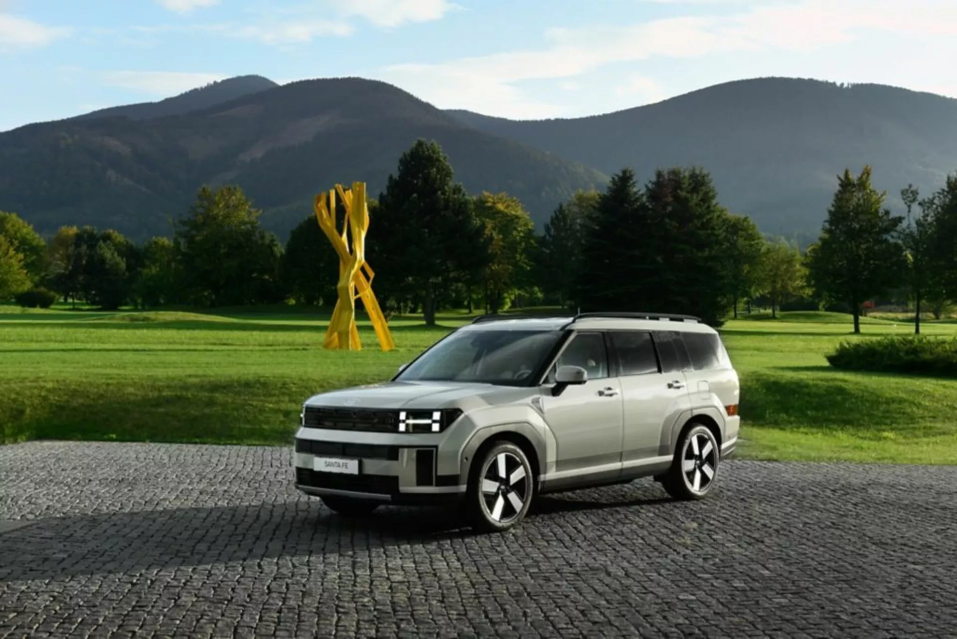 Hyundai Santa Fe 2024 (5. Generacija) SUV - prikazuje sodoben dizajn, napredno tehnologijo, prostorno notranjost in vrhunske varnostne funkcije