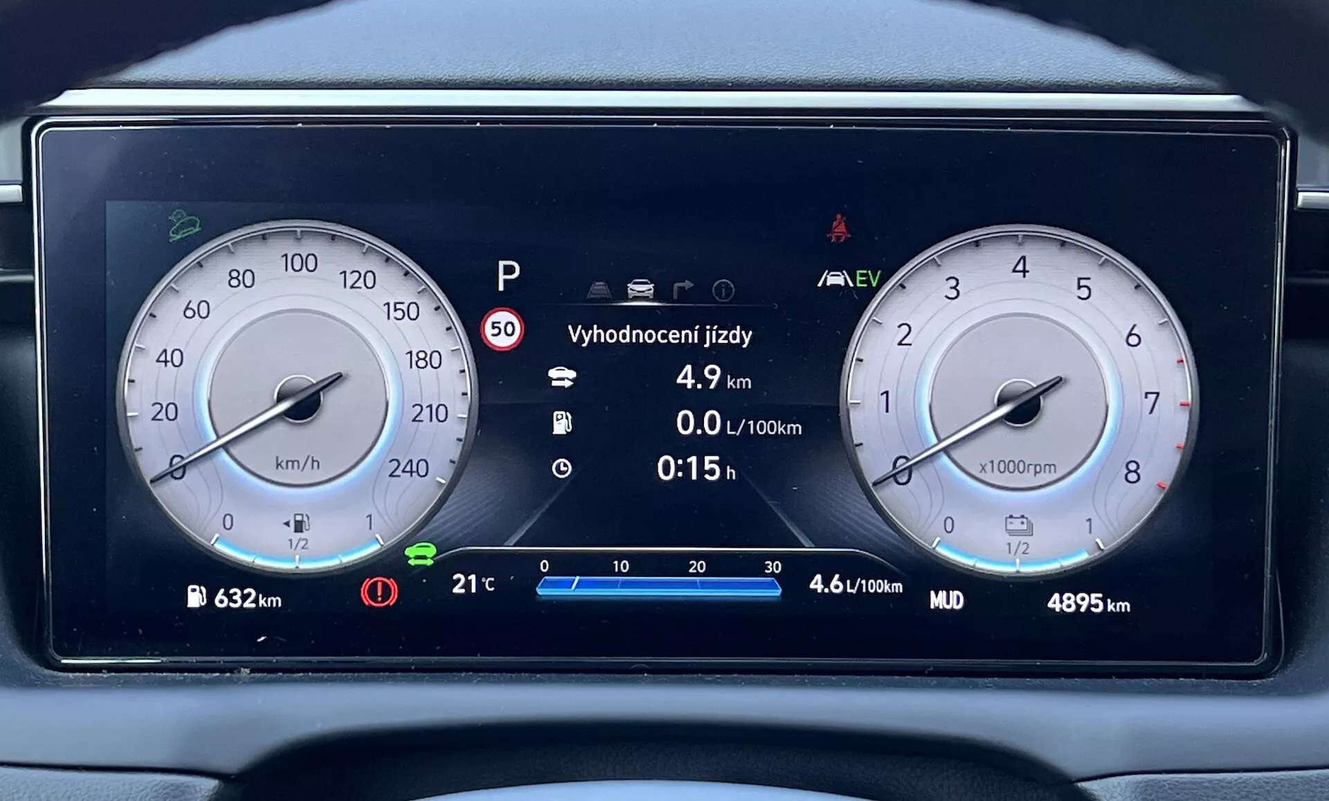 Digitalni instrumentni sklop Hyundai Tucson 2020 s hitrostomerom, tahometrom, indikatorjem hibridne tehnologije in podrobnimi informacijami o vozilu na sodobni armaturni plošči