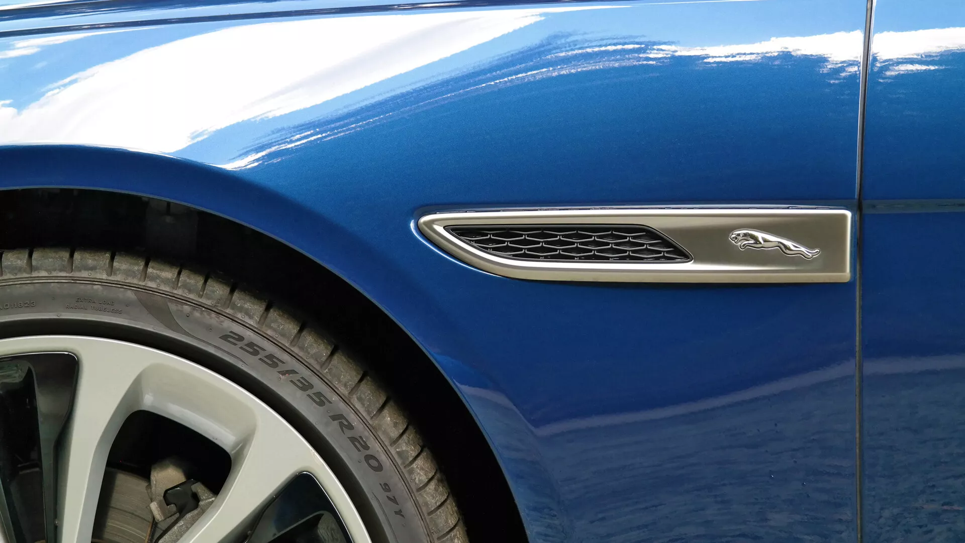 Jaguar XF 2021 - Luksuzna bela limuzina z elegantnimi linijami, LED žarometi, napredno aerodinamiko, vrhunsko usnjeno notranjostjo in najnovejšo tehnologijo