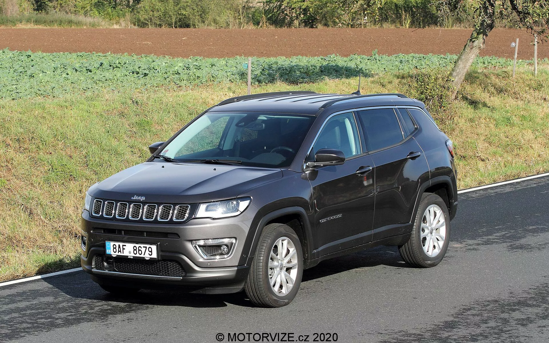 Jeep Compass 2017 prikazuje eleganten dizajn, terenske zmogljivosti in sodobne funkcije