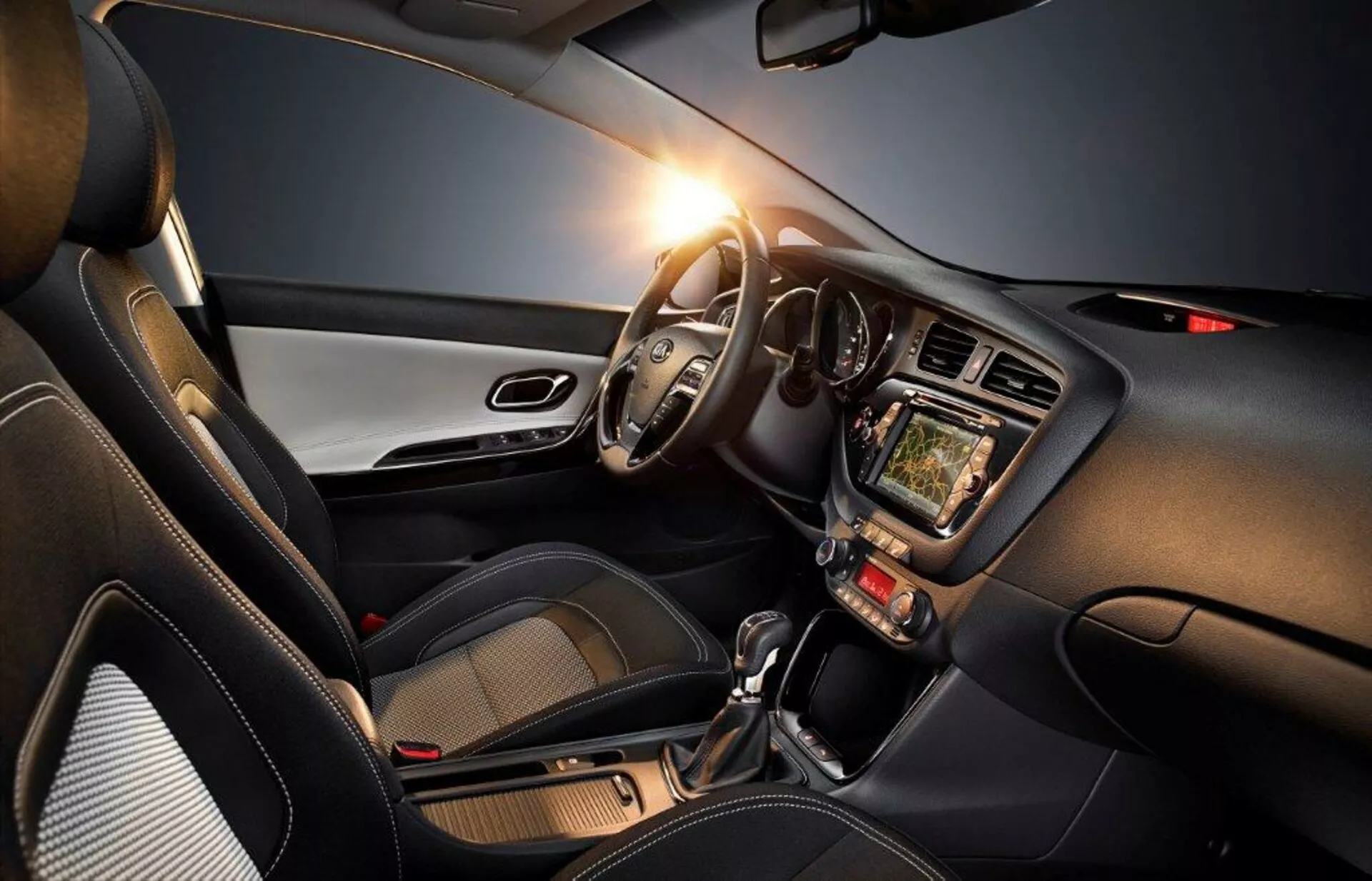 Notranjost Kia Cee'd 2009 poudarja stran voznika z volanom na levi, instrumentalno ploščo, zaslonom na dotik infotainment sistema, klimatskimi kontrolami, avtomatskim menjalnikom in sodobnimi oblikovalskimi poudarki, ki poudarjajo tehnologijo, udobje in športni vidik