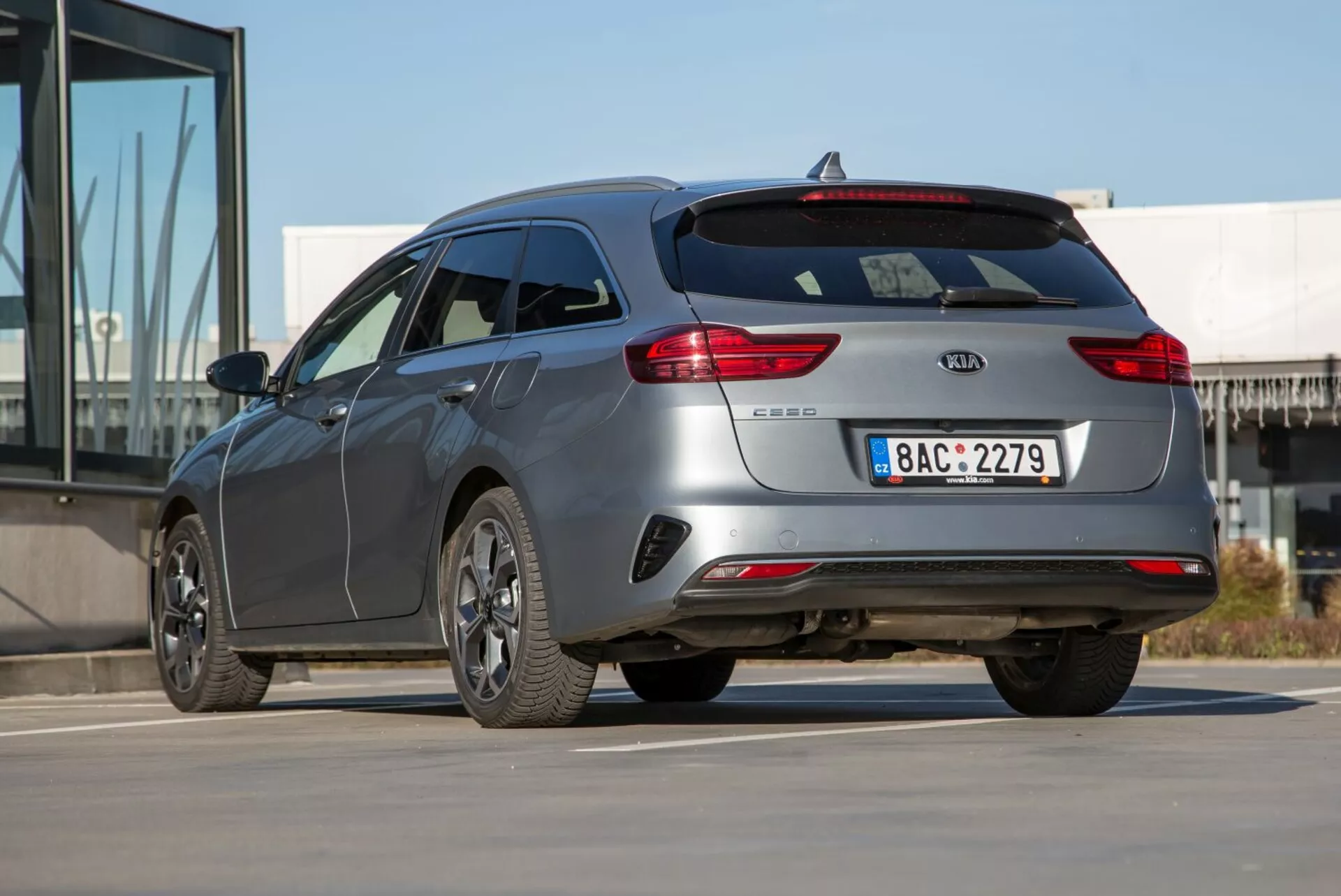 Karavan Kia Cee'd 2009 v tričetrtinskem zadnjem pogledu prikazuje elegantne krivine, sodoben slog, spojler na pokrovu prtljažnika in večkraka lita platišča