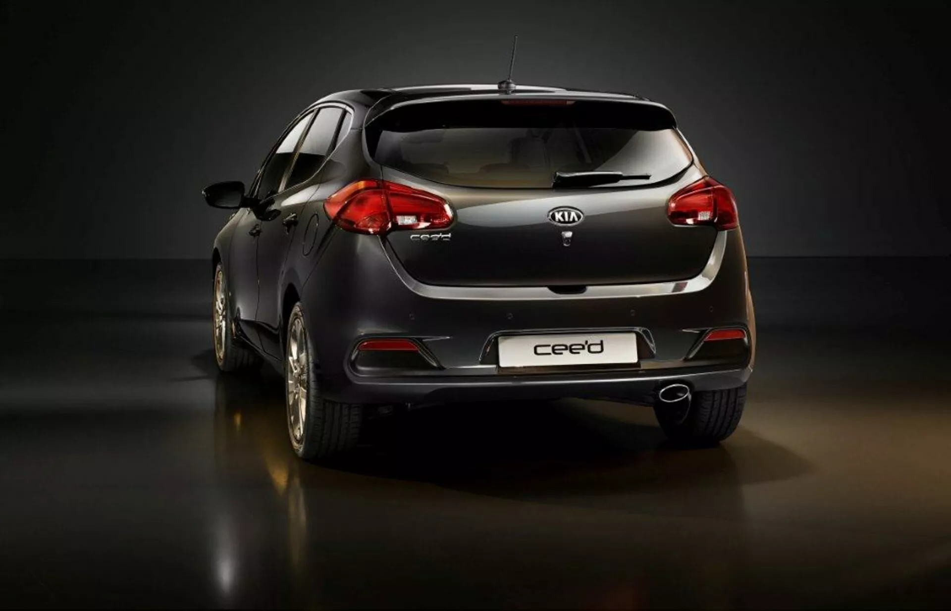 Model Kia Ceed 2009 v metalik srebrni barvi, ki prikazuje elegantno oblikovanje in sodobne funkcije
