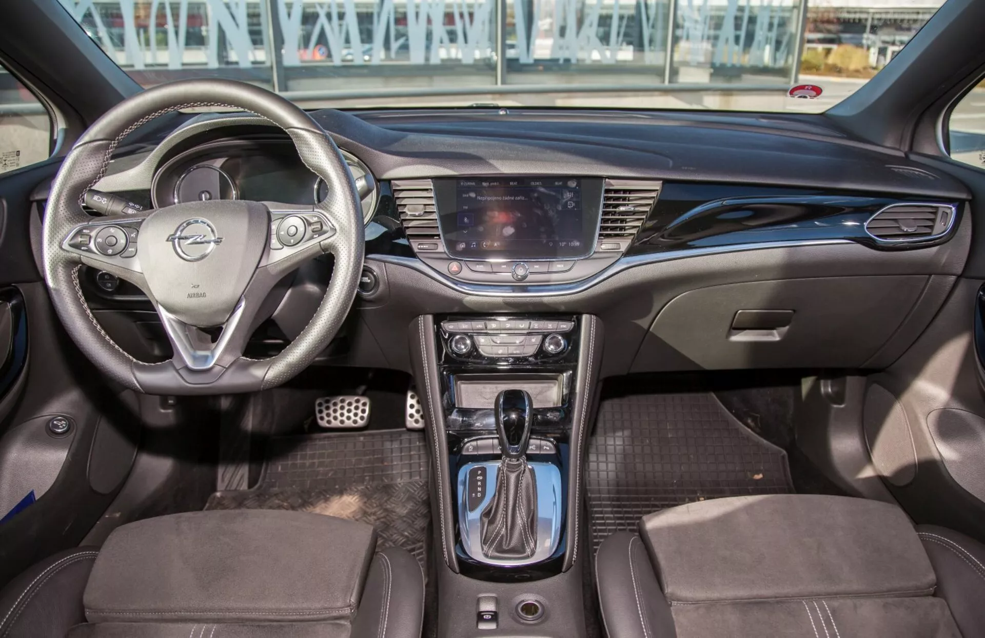 Notranjost Kia Ceed iz leta 2009 prikazuje večfunkcijski volan, zaslon na dotik za informacijsko-razvedrilni sistem, kontrole klime za dvojno območje, avtomatski menjalnik, sedeže z oblazinjenjem v dveh barvah in sodobno oblikovano kabino z tehnološkimi pripomočki