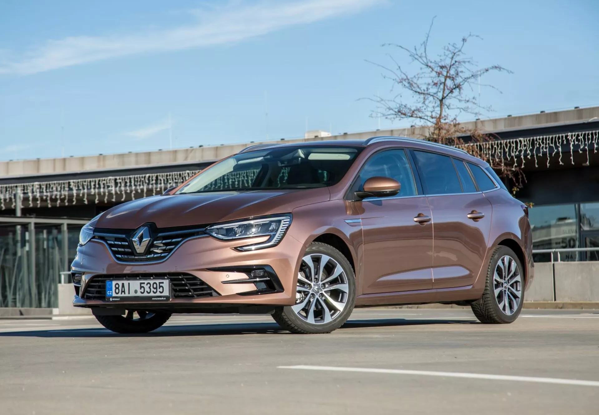 Model Kia Ceed (Pro_cee'd) letnik 2009 v briljantni srebrni barvi, ki prikazuje svoj eleganten dizajn in sodobne funkcije