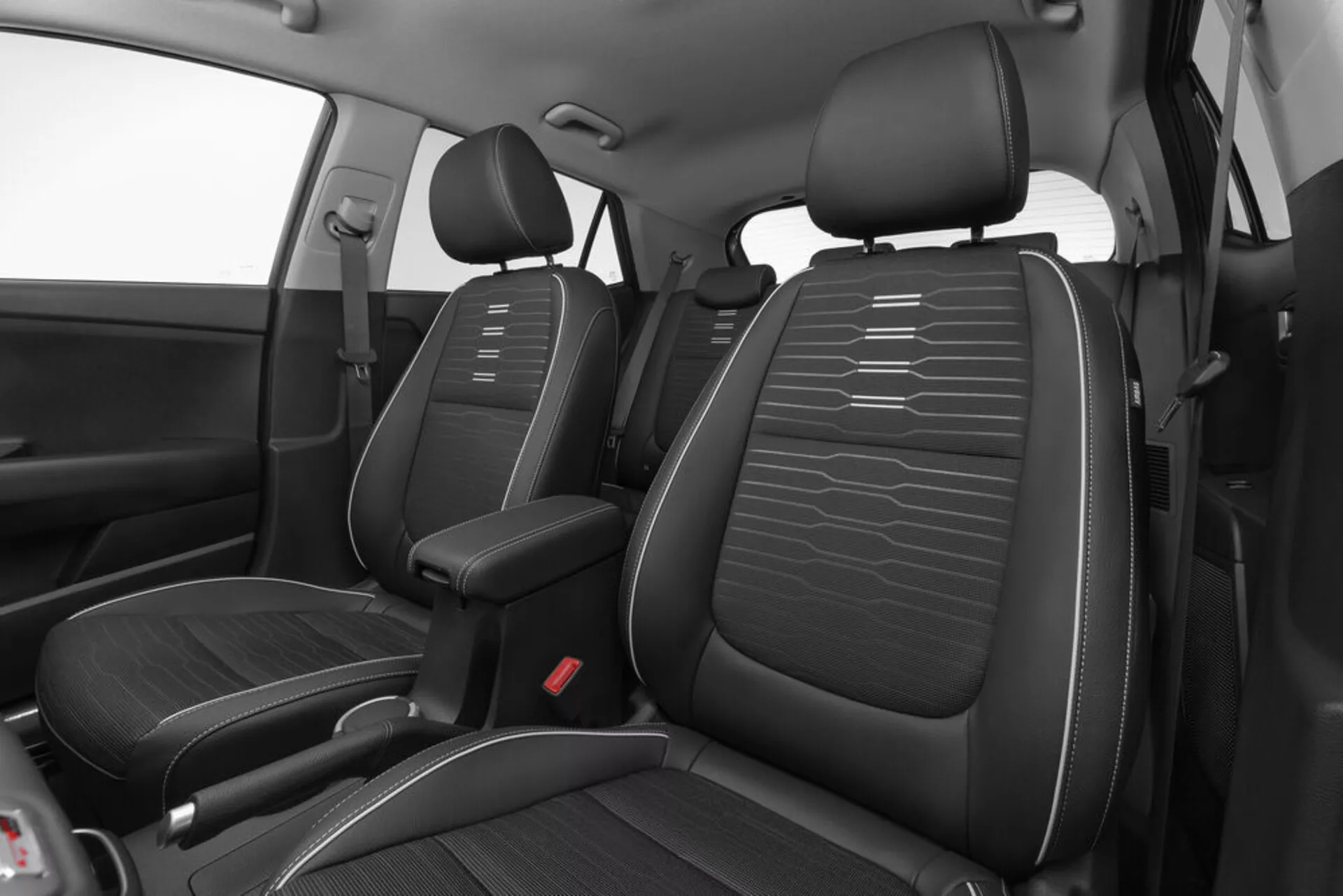 Pogled na notranjost Kia Stonic 2017 s sedeži v prvi vrsti, oblazinjenimi v črno usnje in tkanino