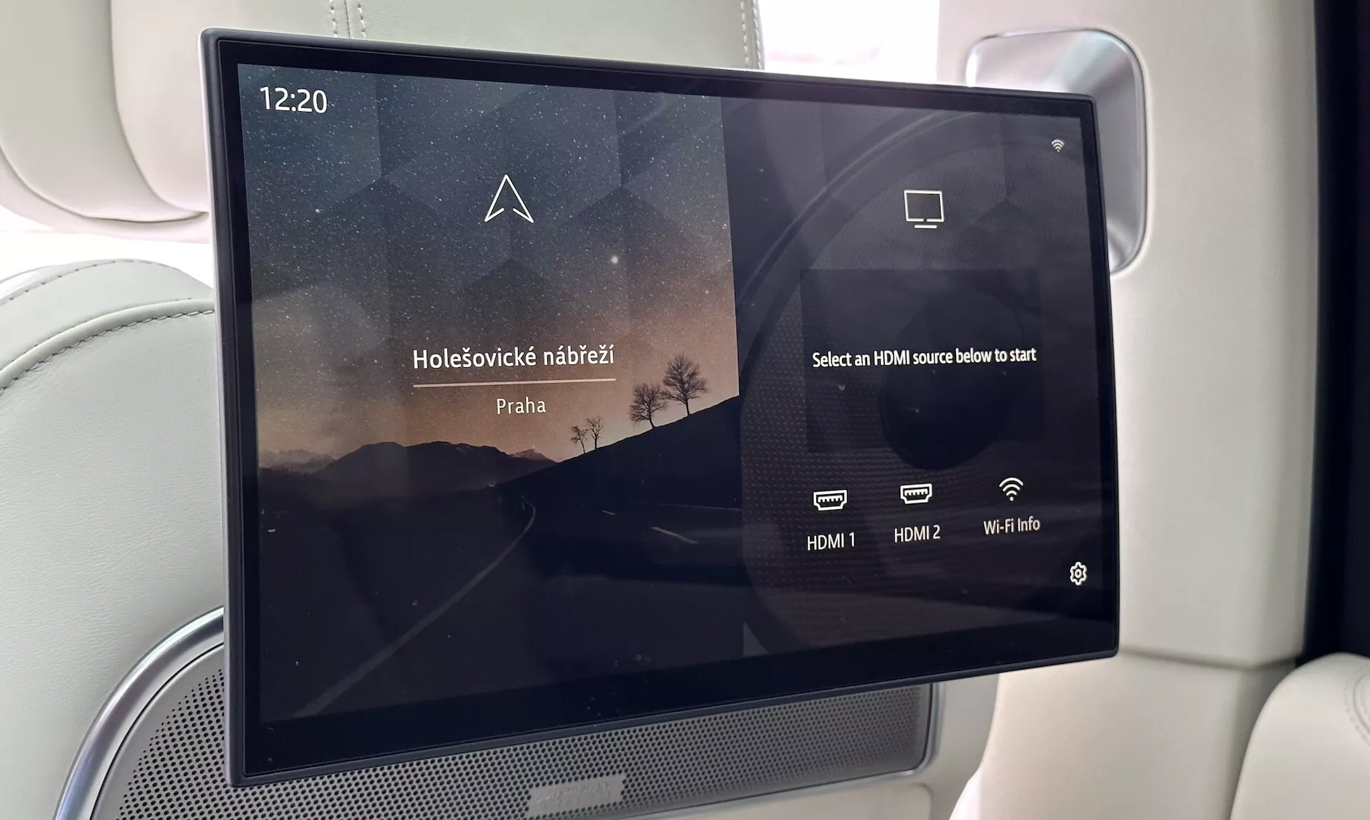 Zabavni sistem v avtomobilu Land Rover Range Rover 2021 z zaslonom na dotik na zadnjem sedežu, povezljivostjo HDMI in informacijami o Wi-Fi, vidna razkošna oblazinjenja