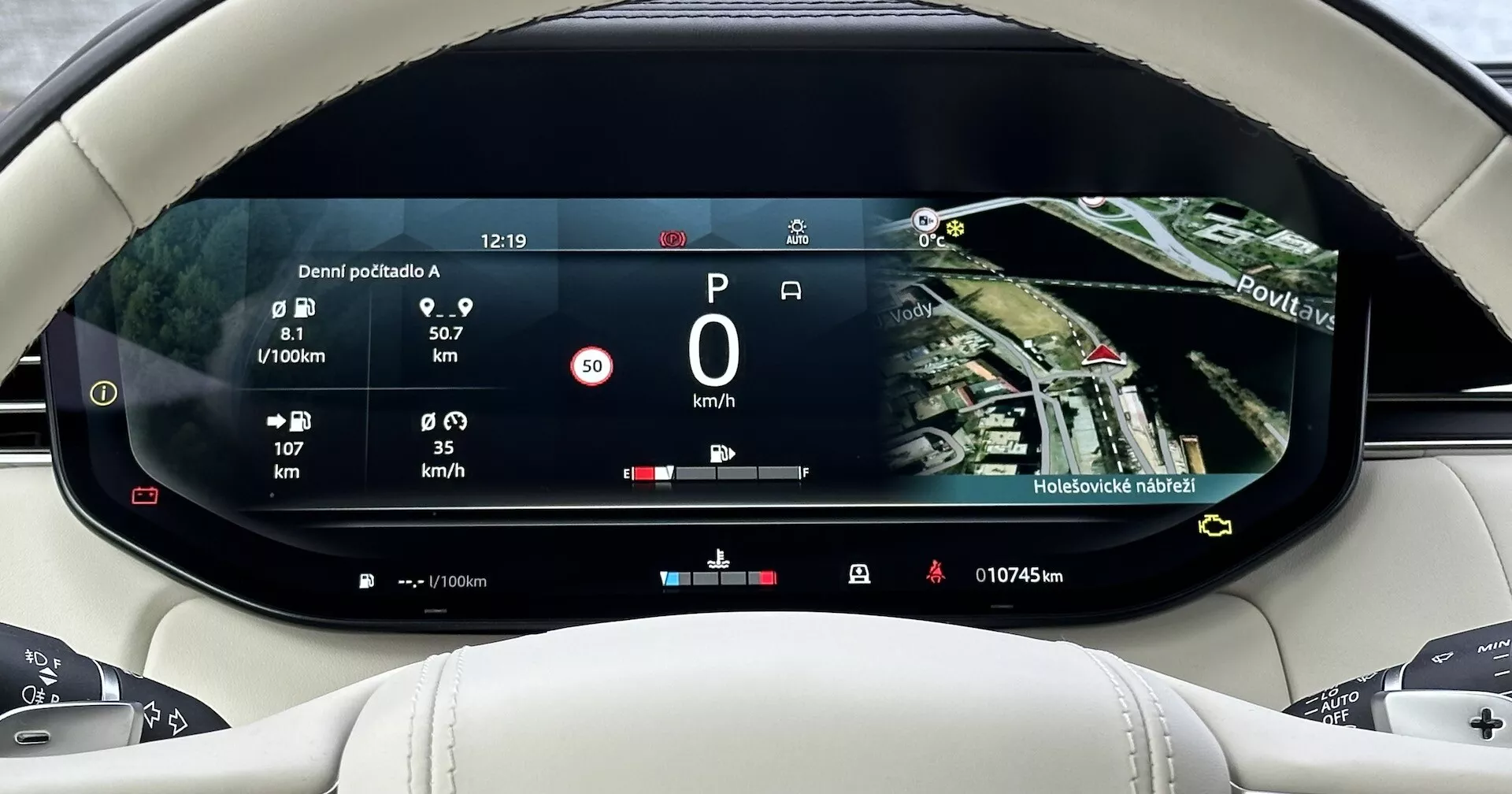 Digitalna armaturna plošča Land Rover Range Rover 2021 prikazuje informacije o potovanju, učinkovitost goriva, hitrost in satelitski navigacijski zemljevid z vidika voznika