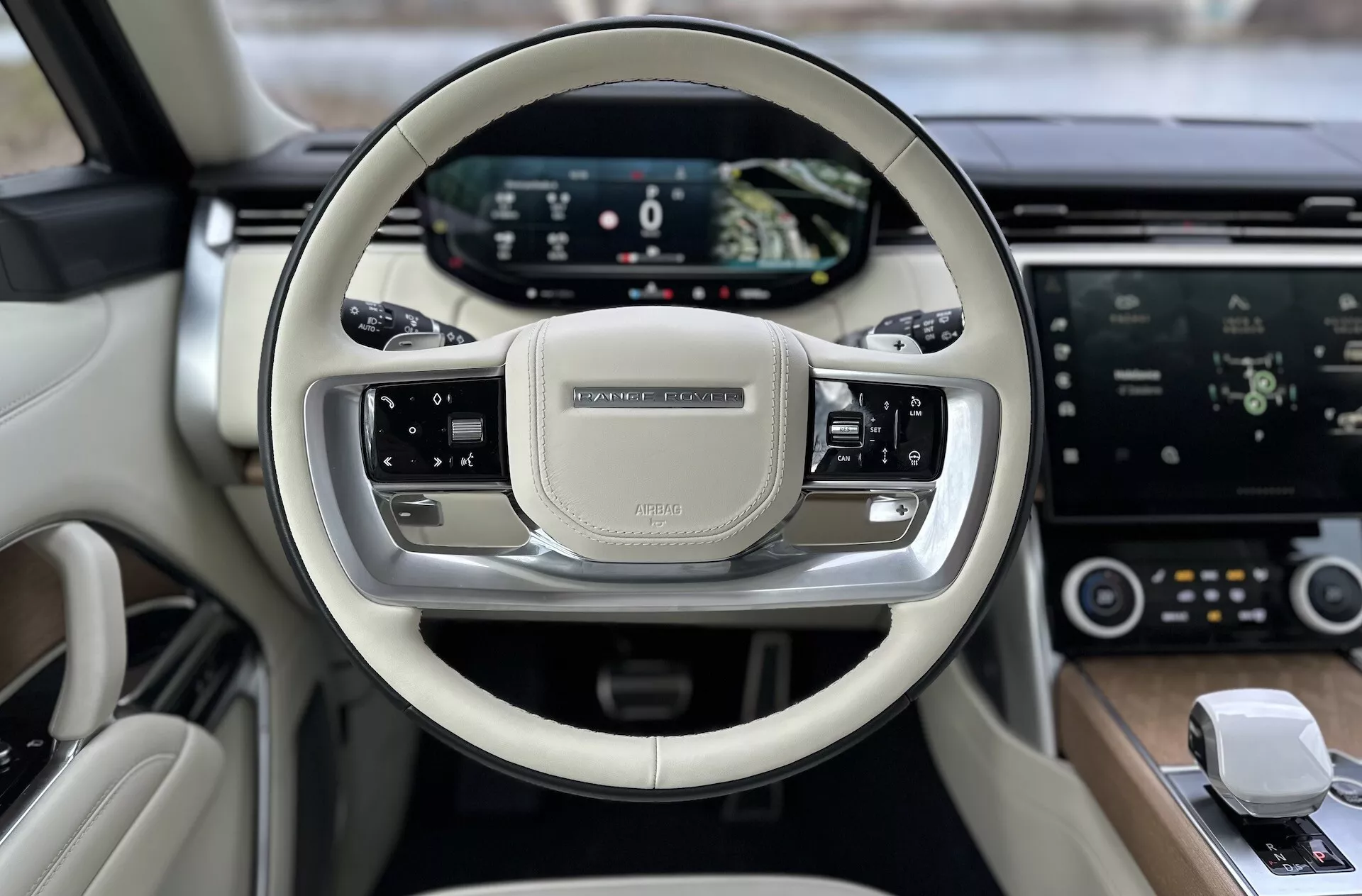 Notranjost Land Rover Range Rover 2021 z dvobarvnim volanom, digitalnim instrumentnim panelom in zaslonom na dotik za informacijsko-razvedrilni sistem