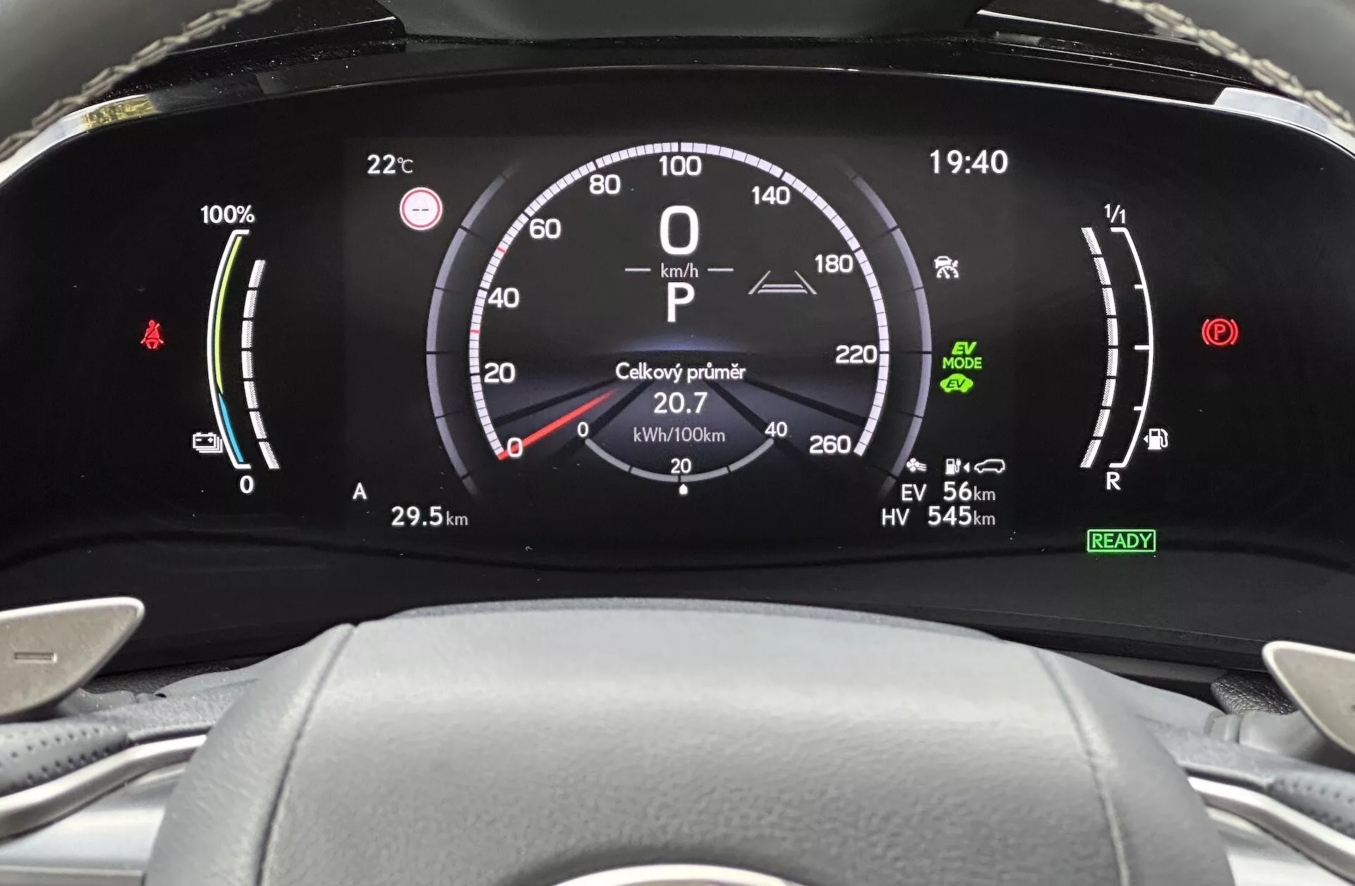 Podroben pogled na digitalno armaturno ploščo Lexus NX 2021, ki prikazuje indikator napolnjenosti baterije, hitrostomer, merilnik moči in različne kazalnike načinov vožnje iz perspektive voznika.
