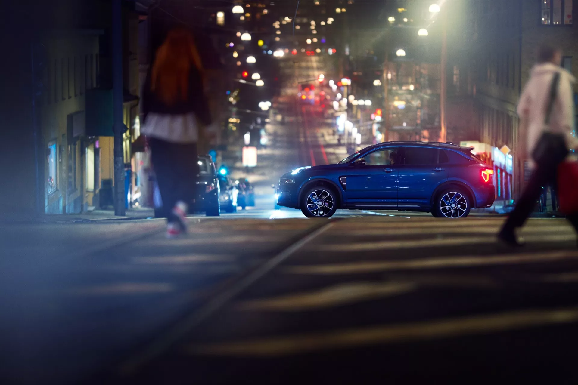 Kompaktni SUV Lynk & Co 01 letnik 2021, prve generacije, parkiran na prostem na soncu, ki prikazuje elegantno obliko in sodobne značilnosti