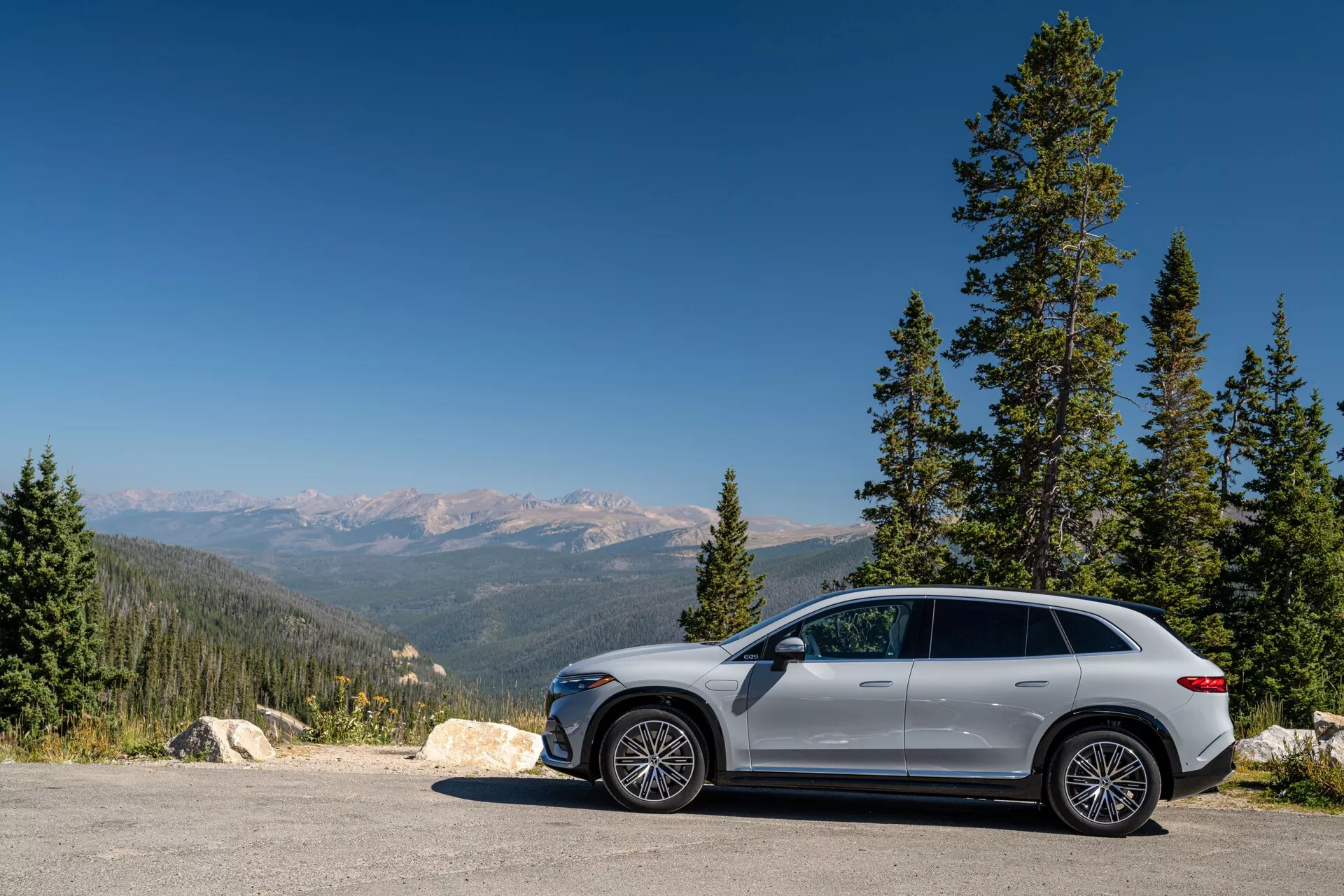Mercedes EQS SUV 2022 - Model 296, ki prikazuje eleganten in prefinjen električni SUV z luksuznimi notranjostmi, napredno tehnologijo, kot je Hyperscreen, prostornimi sedeži in elegantno zunanjo zasnovo z LED žarometi in aerodinamično optimiziranimi linijami karoserije.