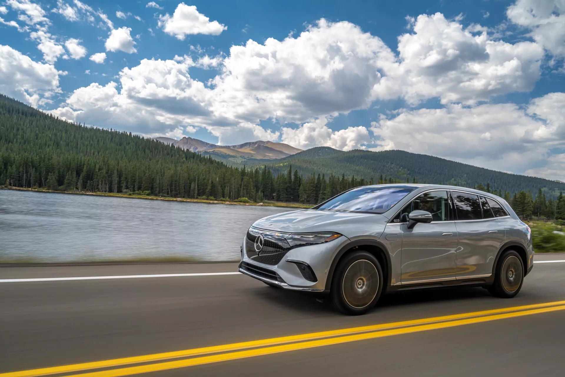 Mercedes EQS SUV 2022 v elegantni obliki, s najsodobnejšo tehnologijo, razkošno notranjostjo in okolju prijaznim električnim pogonskim sklopom.