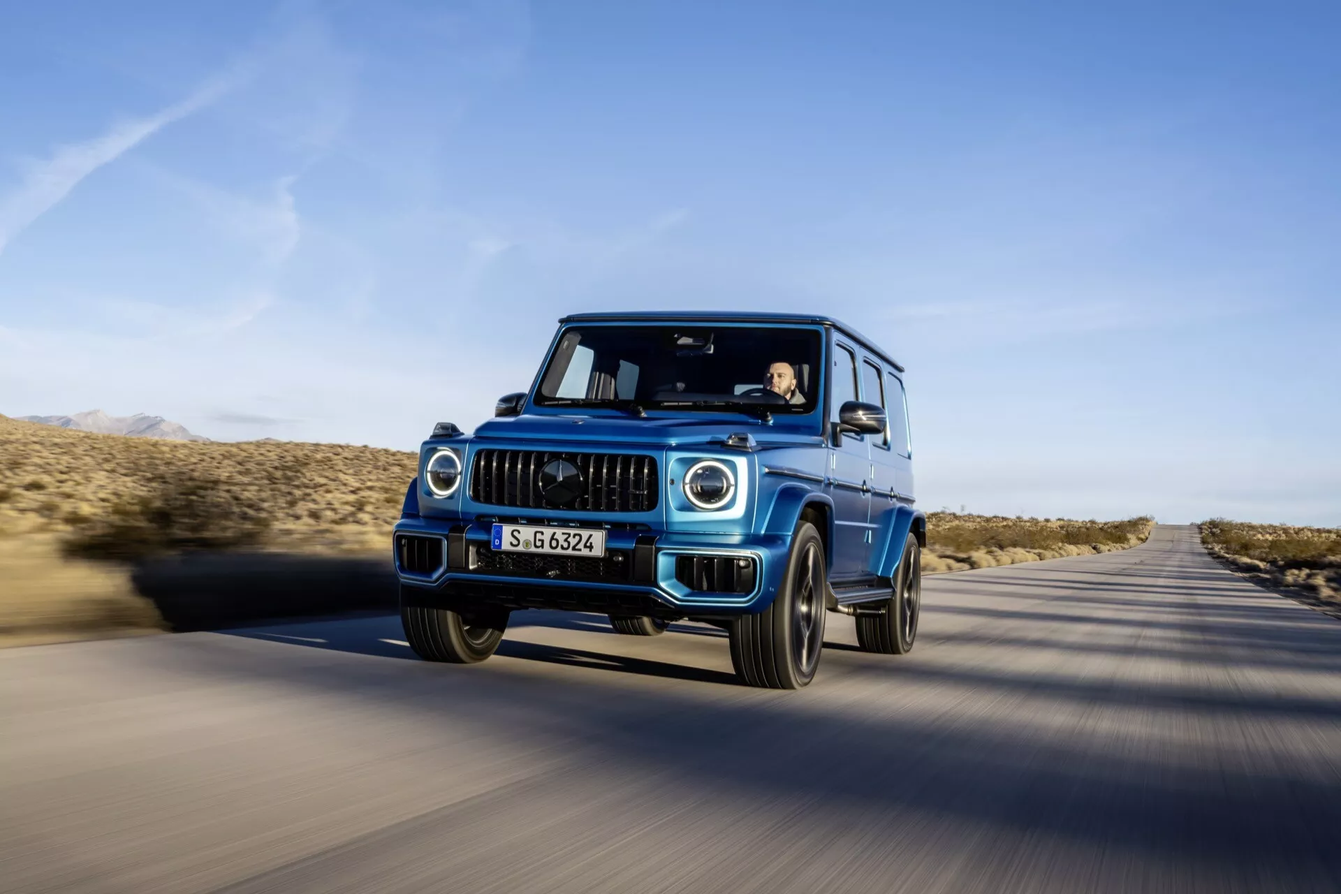 Zunanjost modela Mercedes-Benz G-Klasse 465 za leto 2024, ki prikazuje elegantno oblikovanje in napredne funkcije