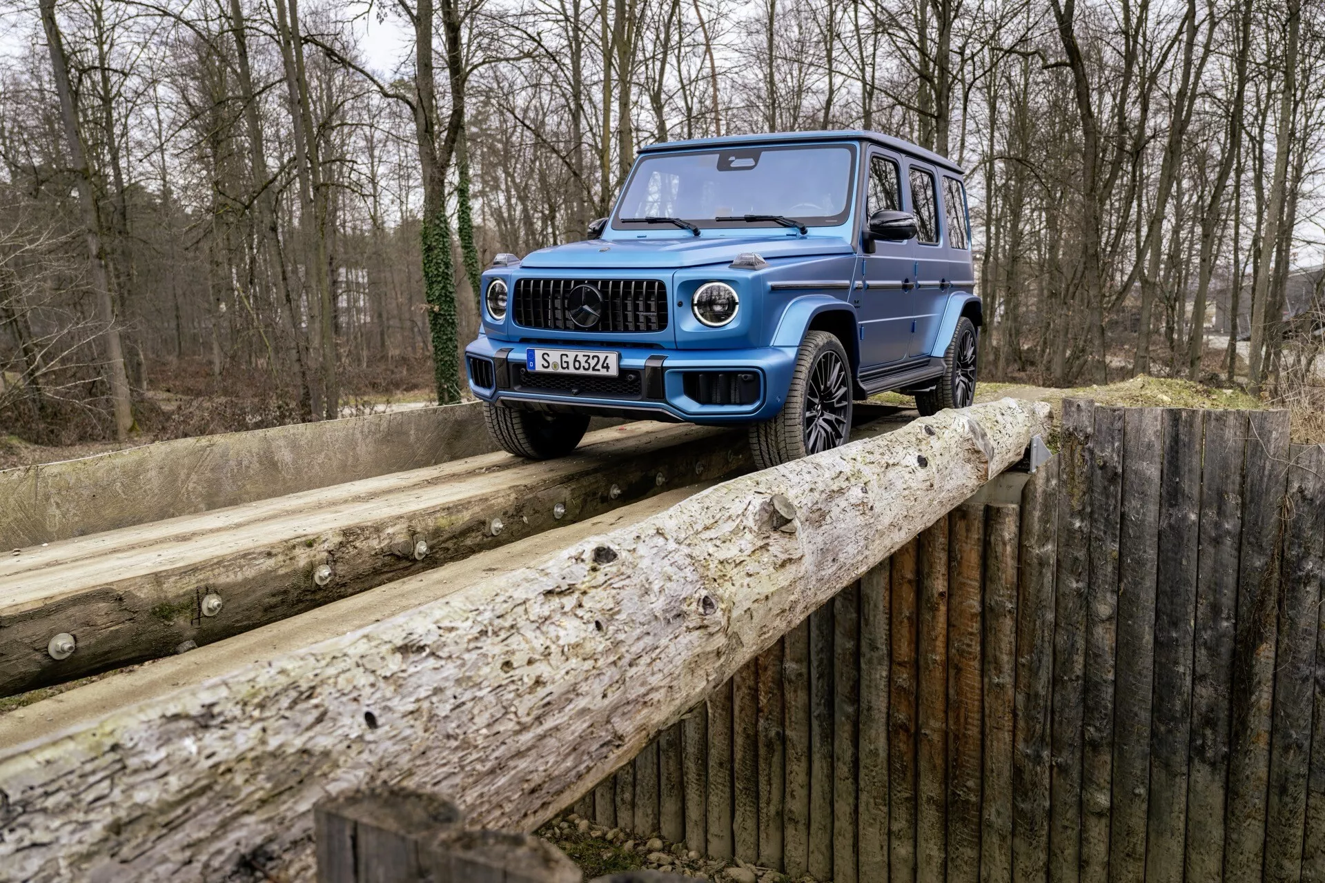 Mercedes-Benz razred G model 465 leta 2024, ki prikazuje svojo elegantno obliko in napredne funkcije