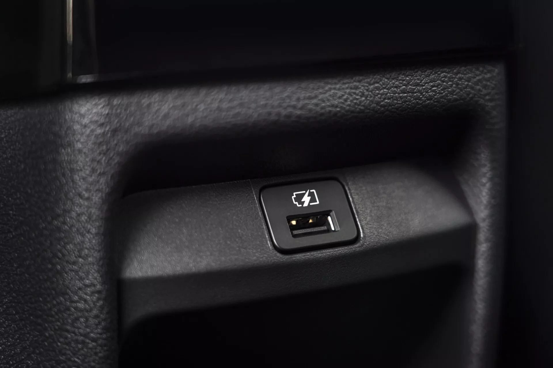 Notranja funkcija Nissan Juke (F16) 2019 z USB vhodom v teksturiranem predelu
