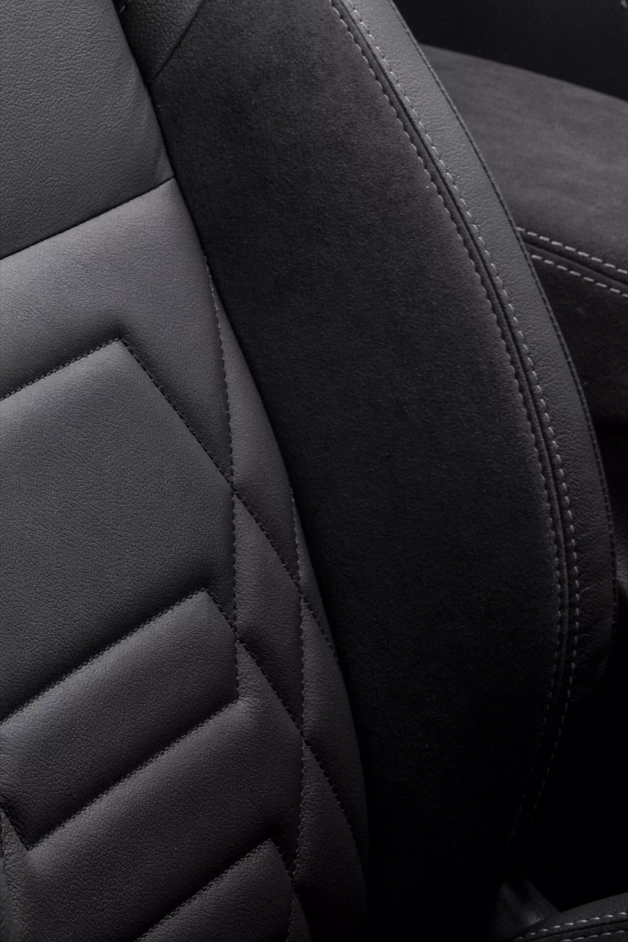 Nissan Qashqai 2024 J12-Facelift z modernim aerodinamičnim oblikovanjem, posodobljeno sprednjo masko, elegantnimi LED žarometi in izboljšano notranjostjo z napredno tehnologijo.