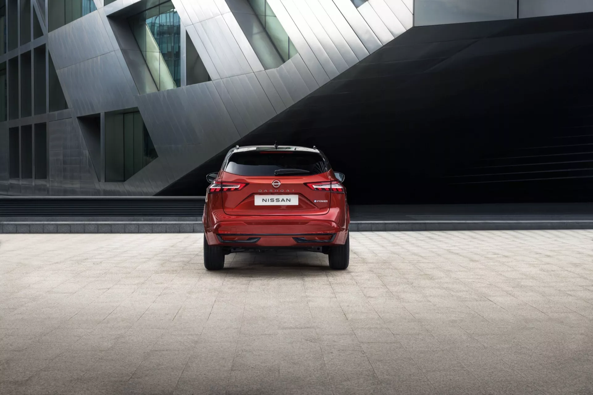 Nissan Qashqai 2024 (J12-Facelift) se ponaša z elegantnim, modernim dizajnom z aerodinamičnimi linijami, izboljšanimi LED žarometi in prenovljeno masko, ki predstavlja njegovo prefinjeno estetiko in napredno tehnologijo.