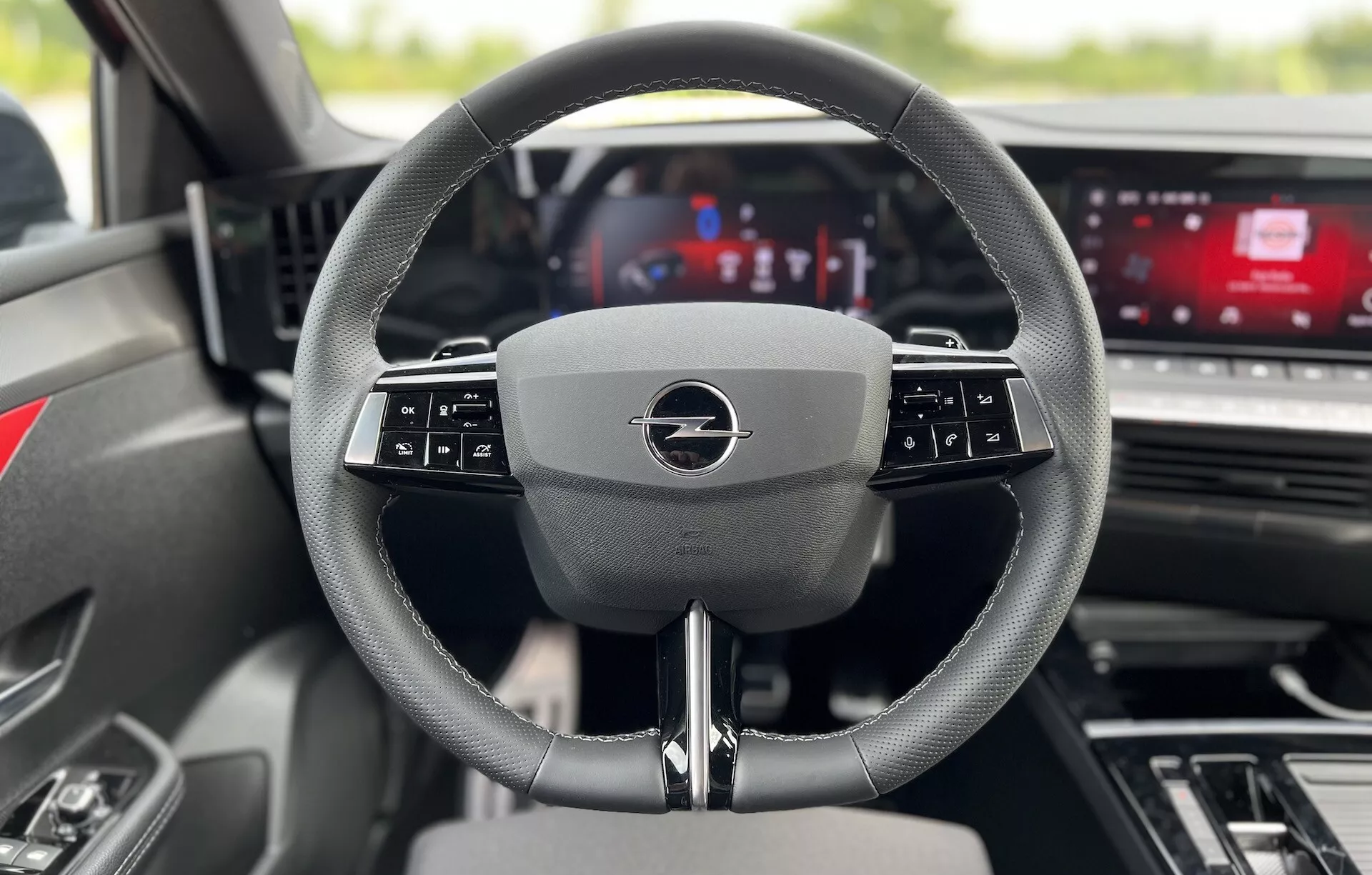 Notranjost Opel Astra 2022 iz voznikovega sedeža s poudarkom na modernem multifunkcijskem volanu in digitalni instrumentni plošči