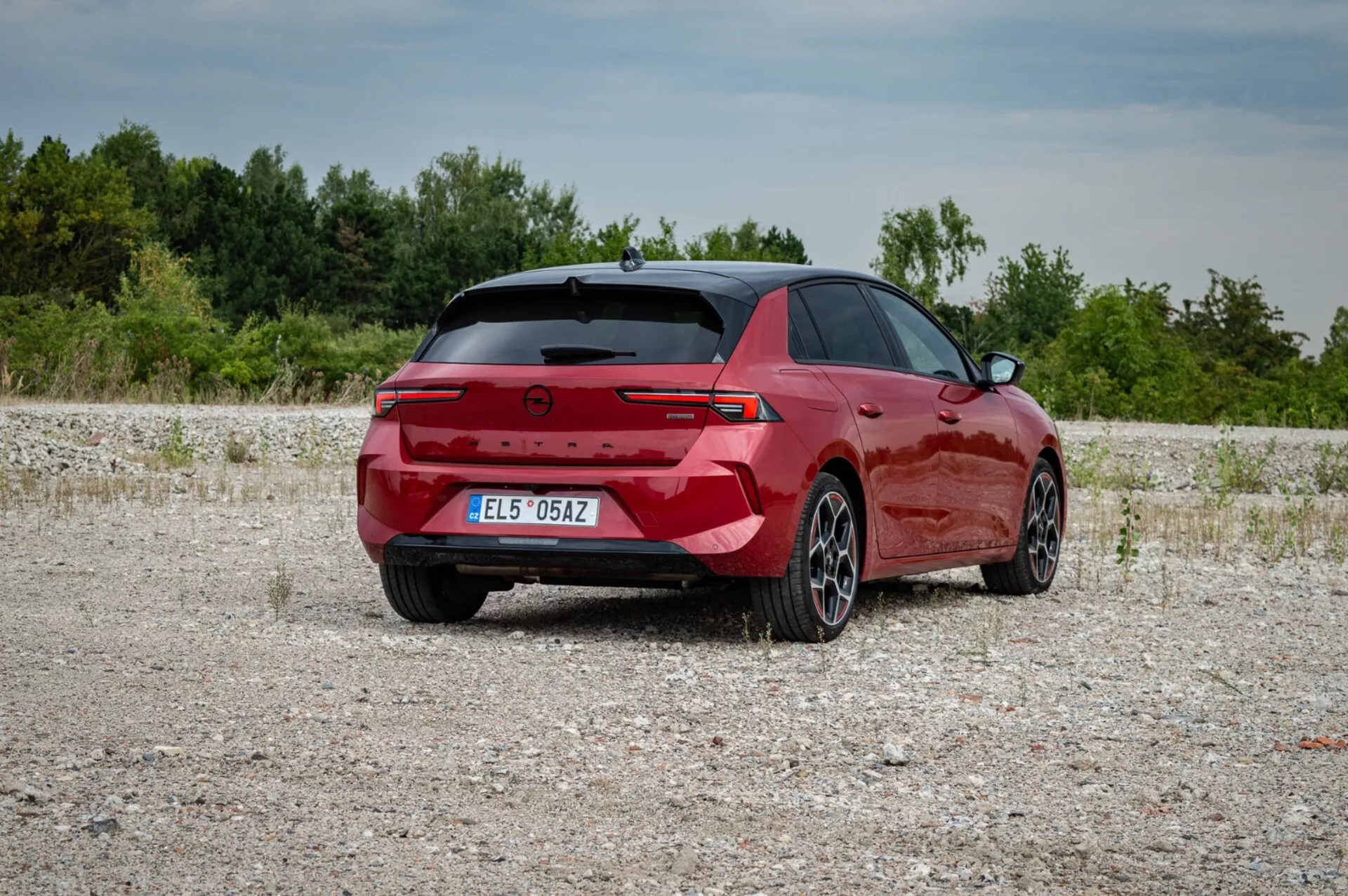 Zunanji pogled Opel Astre 2022, ki poudarja njen eleganten dizajn in sodobne značilnosti
