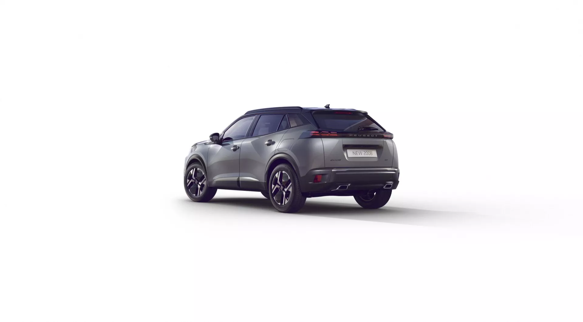 Peugeot 2008 2023, 2. generacija, posodobitev, sodoben SUV v studijskem okolju, pogled s treh četrtin zadaj, ki poudarja stran potnika z LED zadnjimi lučmi in elegantnim dizajnom zadnjega odbijača, profesionalna osvetlitev poudari linije vozila na beli podlagi