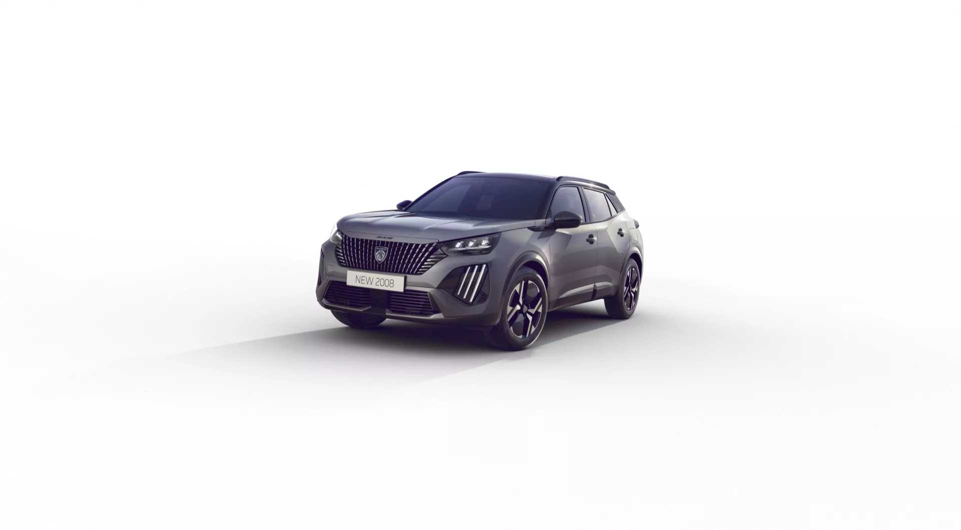 Prenovljeni model Peugeot 2008 2023 prikazuje razkošno sprednjo rešetko, LED tehnologijo razsvetljave, aerodinamični sprednji odbijač z integriranimi meglenkami, oblikovane karoserijske panele, integrirane smerne signale na bočnih ogledalih, športna platišča iz lahkih zlitin z več kraki, strešne nosilce za dodatno prtljago, zatemnjena okna za zasebnost in aerodinamični zadnji spojler v studijskem okolju z enotno belim ozadjem