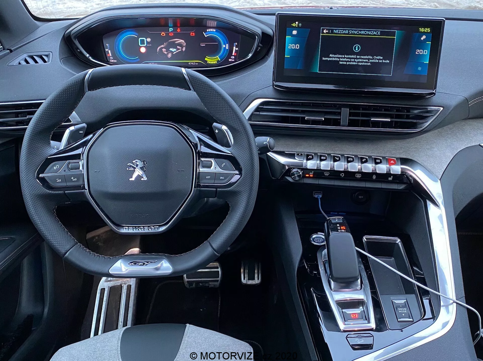 Notranji pogled na Peugeot 3008 iz leta 2021 iz perspektive zadnjih sedežev, ki prikazuje sprednjo kabino: sodoben večfunkcijski volan s ploščatim dnom in gumbi za upravljanje, digitalna instrumentna plošča, dvignjena sredinska konzola s prestavno ročico in električno parkirno zavoro, samostojen zaslon na dotik za sistem infozabave, pravokotne zračne reže z nadzorom klime, eleganten notranji dizajn z usnjenim materialom, kovinskimi poudarki, visokosijajnim črnim okrasjem, povezljivost USB, kazalniki samodejnega menjalnika, držala za pijačo in prostor za shranjevanje.