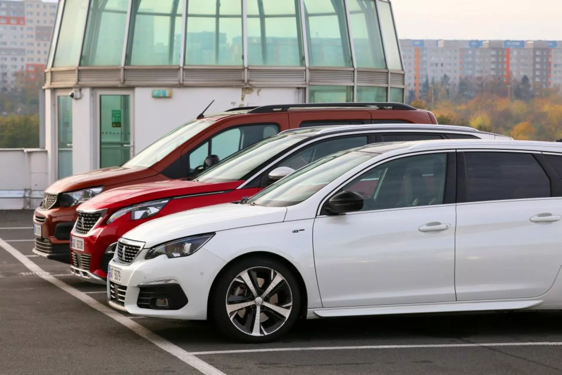 Peugeot 3008 letnik 2016 z elegantno srebrno zasnovo, panoramsko streho in LED žarometi
