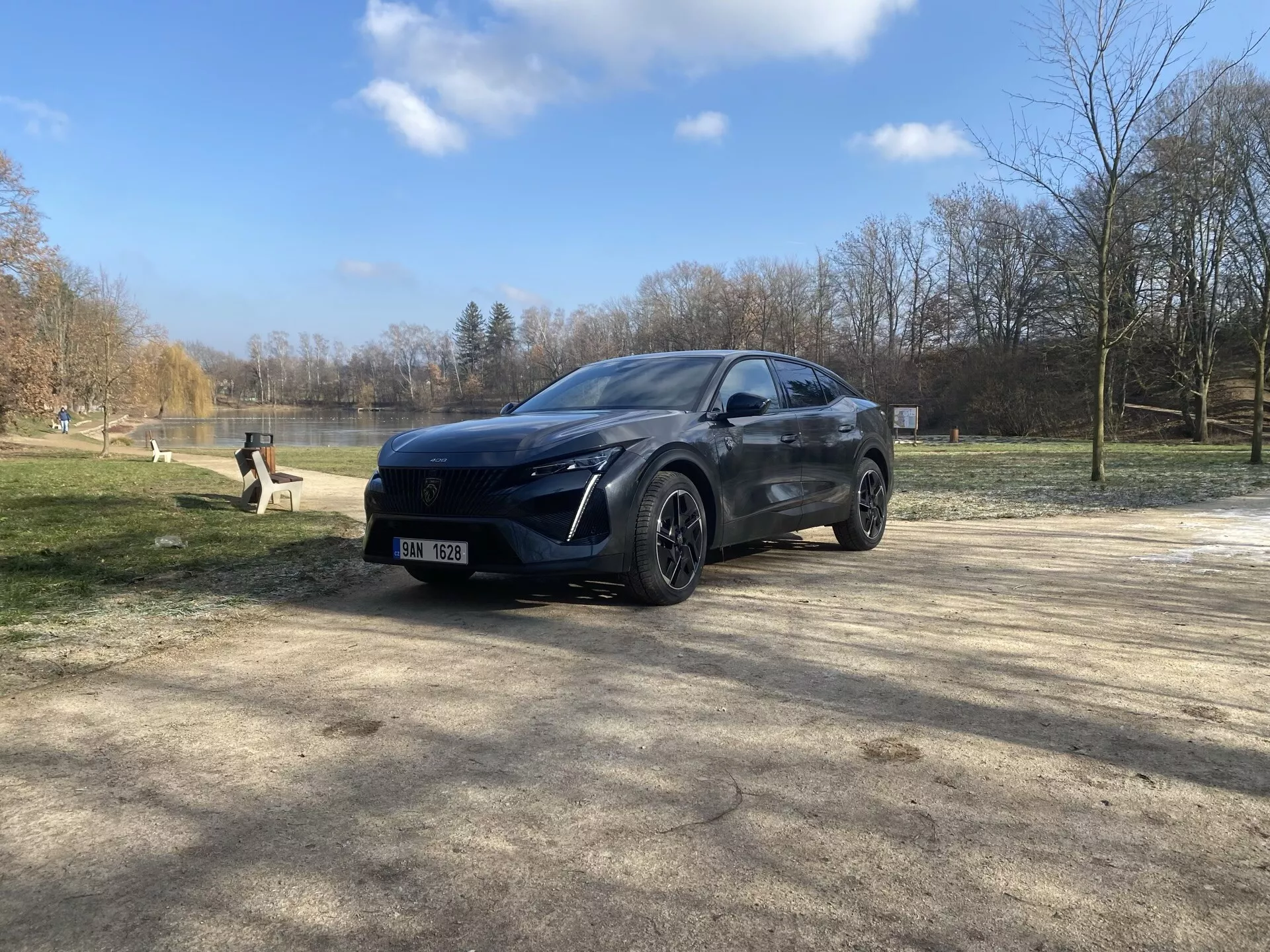 Novi Peugeot 408 1. generacija letnik 2023, ki predstavlja svojo elegantno zasnovo, inovativne funkcije in napredno tehnologijo