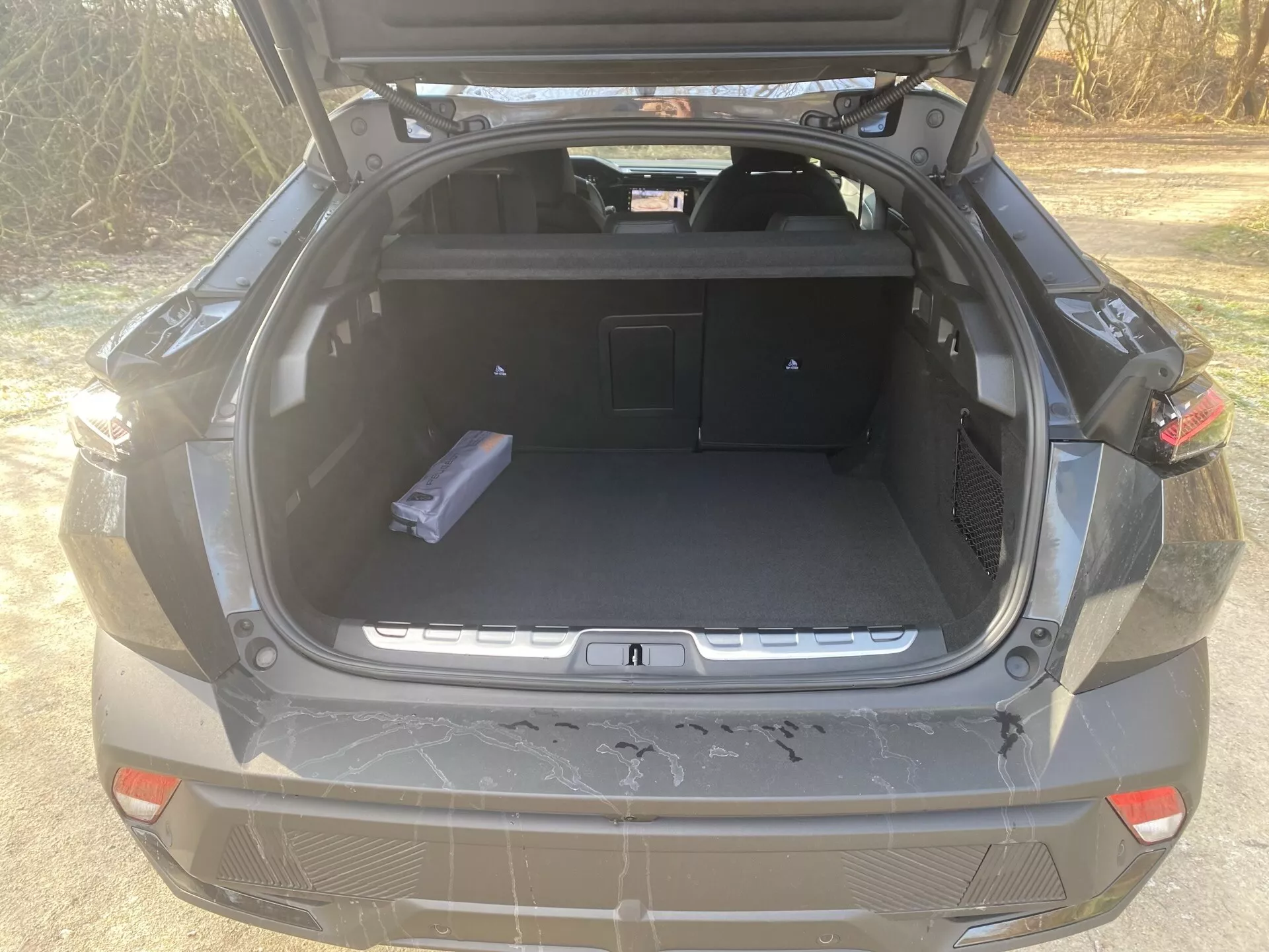 Peugeot 408 leta 2023, 1. generacija, z elegantno aerodinamično obliko, inovativnimi LED žarometi in sodobnim notranjim dizajnom.
