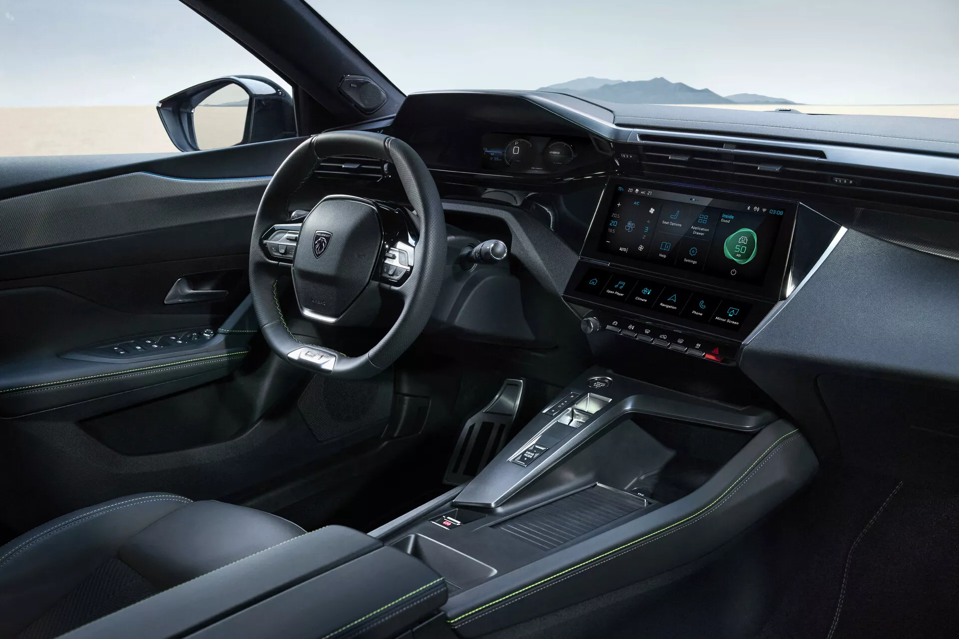 Notranji pogled na Peugeot 408 2023, osredotočen na razkošno sprednjo kabino s prikazovalnikom na digitalni armaturni plošči, večfunkcijskim volanom, elegantno sredinsko konzolo z elektronsko prestavo, udobnimi sedeži iz usnja in naprednimi sistemi pomoči vozniku.