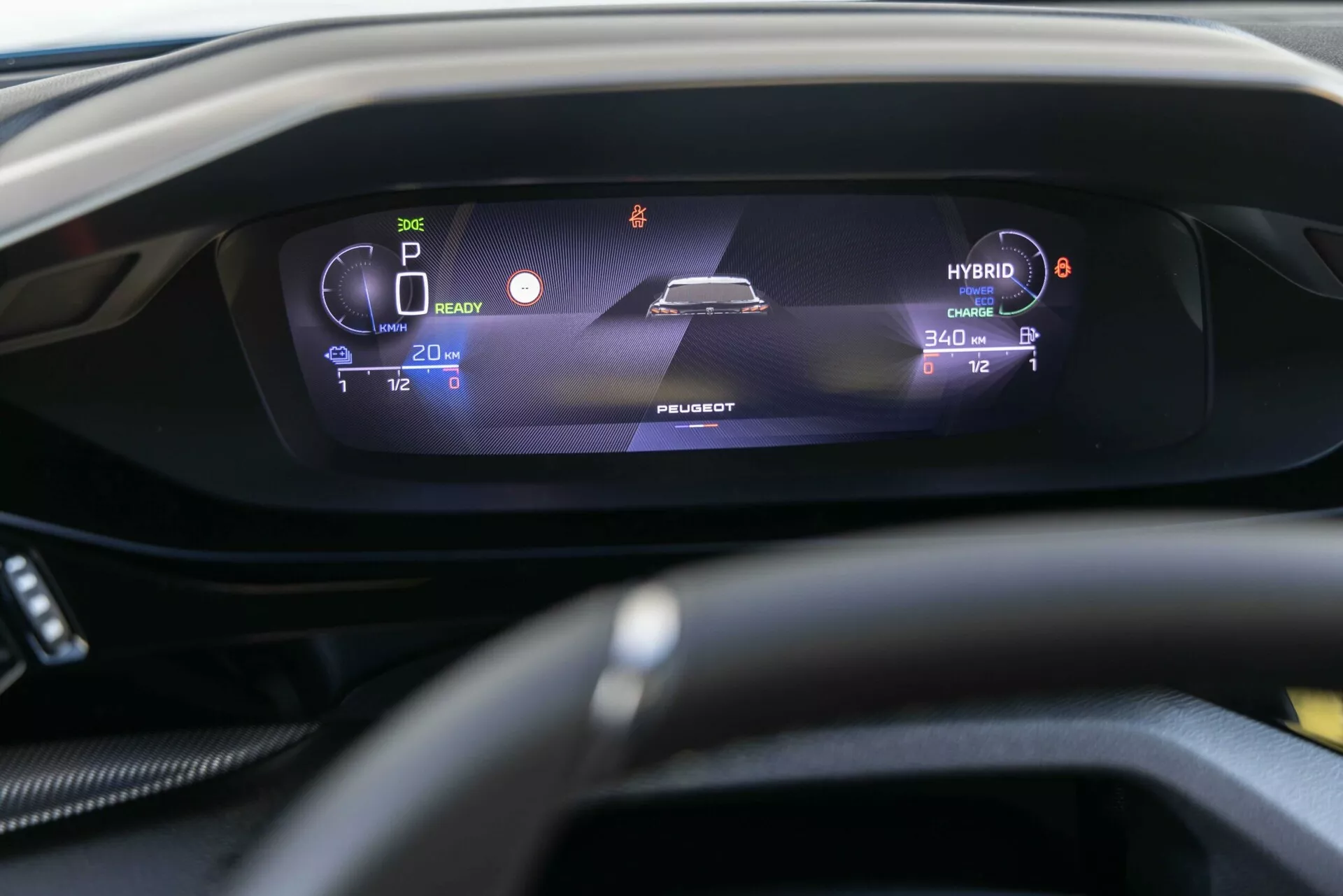 Podroben notranji pogled Peugeota 408 2023, ki prikazuje digitalno instrumentno ploščo iz perspektive voznika, z indikatorji hibrida, kot so beseda ‘HYBRID’, način parkiranja, raven baterije in dosegi vožnje, osredotočen na eleganten, osvetljen zaslon za rahlo zamegljenim volanom.