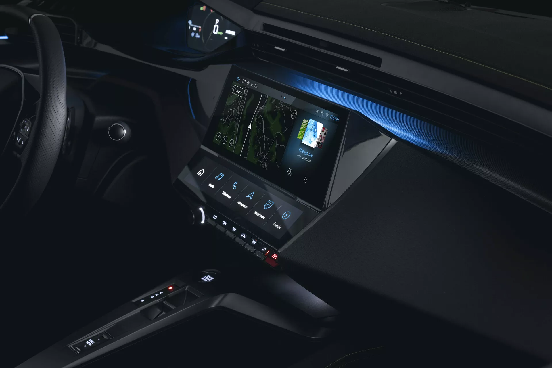 Podrobni pogled na notranjost Peugeot 408 2023 s poudarkom na sredinski konzoli in informacijsko-zabavnem sistemu z ambientalno razsvetljavo in naprednimi tehnološkimi funkcijami, pogled s strani sopotnika.