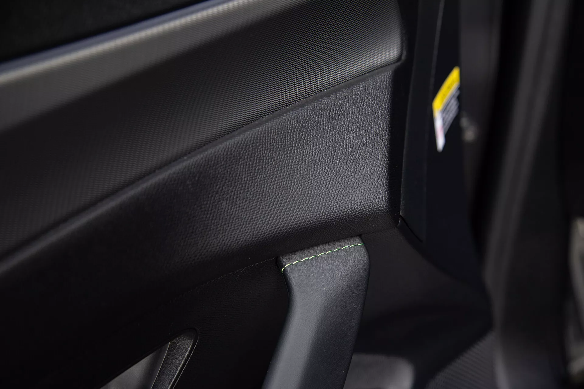 Popolnoma novo Peugeot 408 letnik 2023 v dinamični pozi, ki prikazuje njegov eleganten dizajn, napredne LED žaromete in sofisticirano silhueto