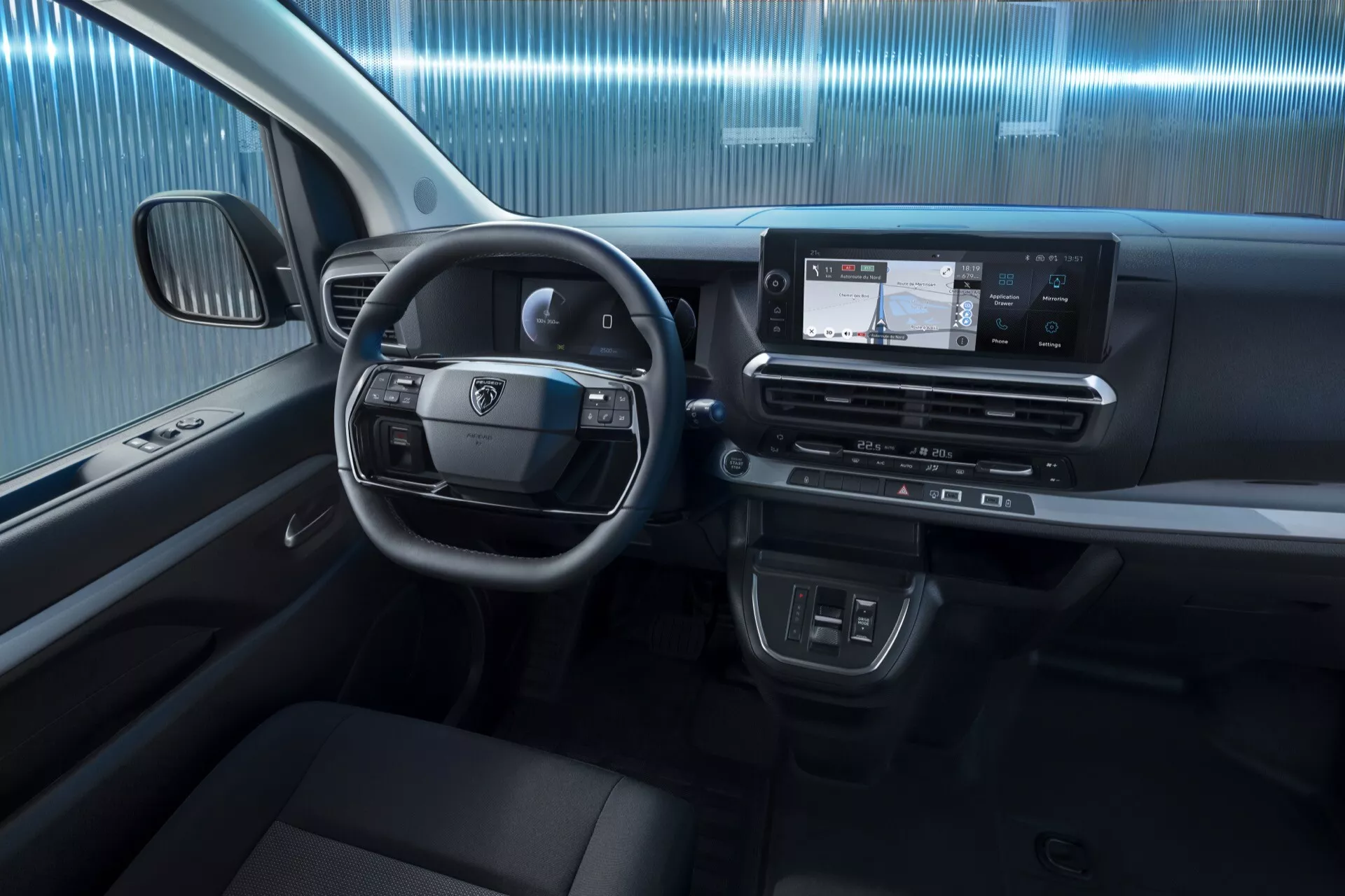 Pogled na notranjost Peugeot Expert 2024 3. generacije po prenovi osredotočen na volan, digitalno armaturno ploščo in sredinsko konzolo iz perspektive voznika, brez prikaza voznikovega sedeža.
