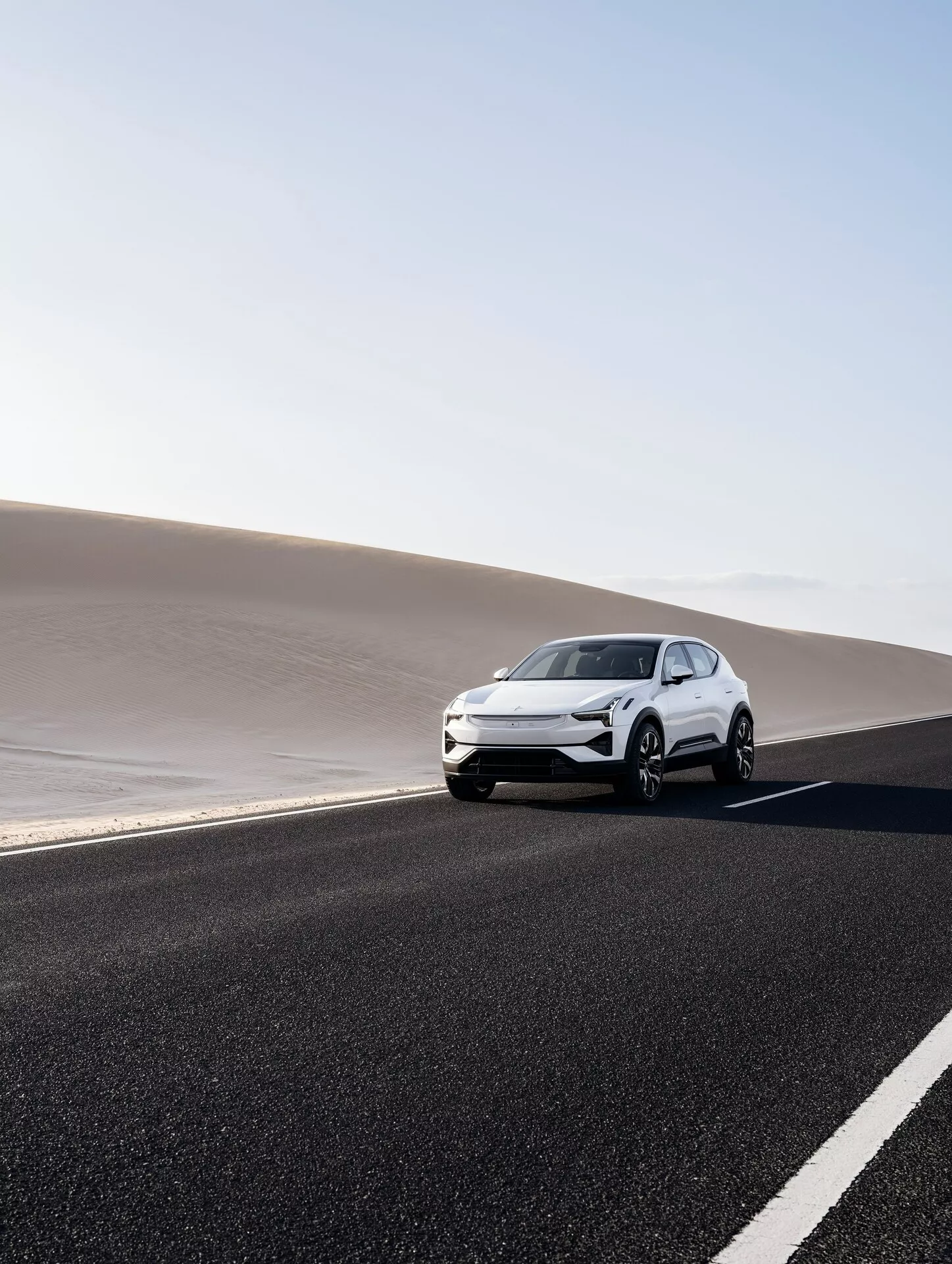 Razkošni električni SUV Polestar 3 prve generacije leta 2023 v dinamični vožnji na odprti cesti