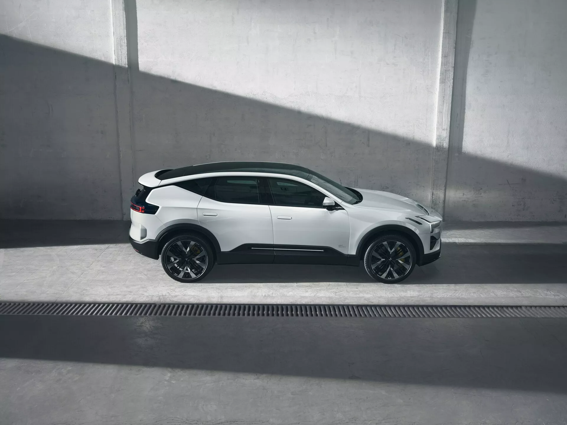 Polestar 3 2023, prva generacija, z aerodinamično skandinavsko zasnovo, luksuzni električni SUV v dinamičnem voznem načinu