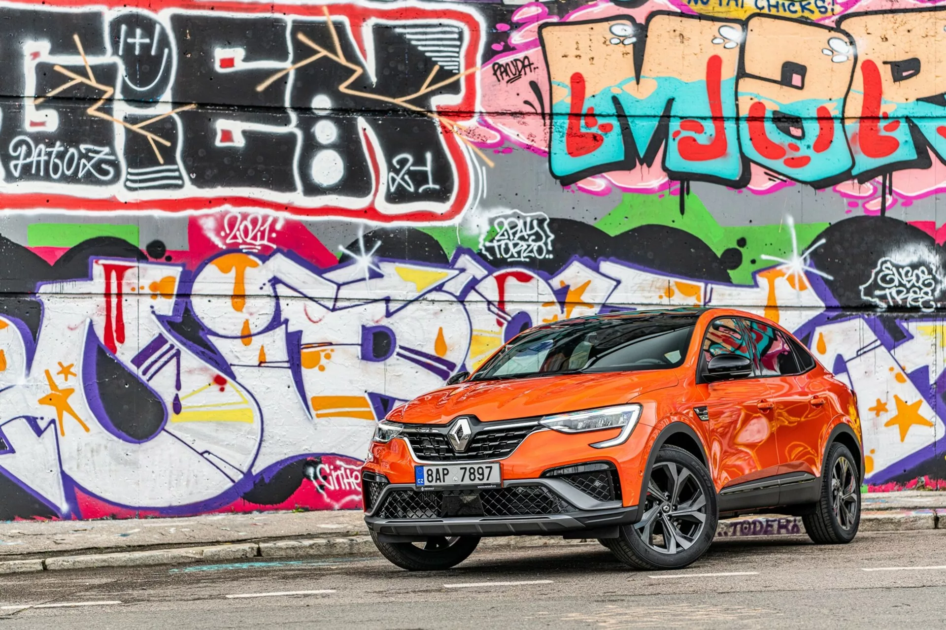 Sprednji pogled na Renault Arkana 2021, ki prikazuje njegovo elegantno zasnovo, značilne LED žaromete in aerodinamične linije.