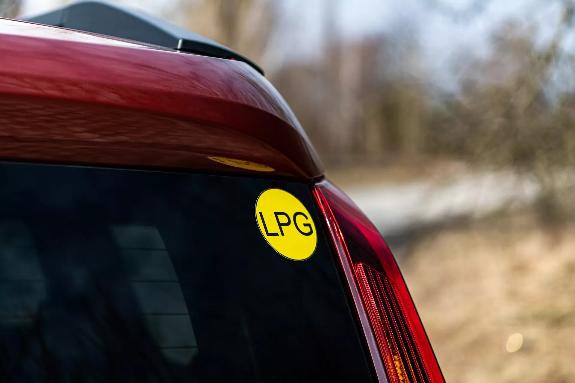 Detajlen pogled na zadnji kot Renault Arkana 2021 z nalepko LPG, dizajnom LED zadnjih luči in elegantno linijo karoserije