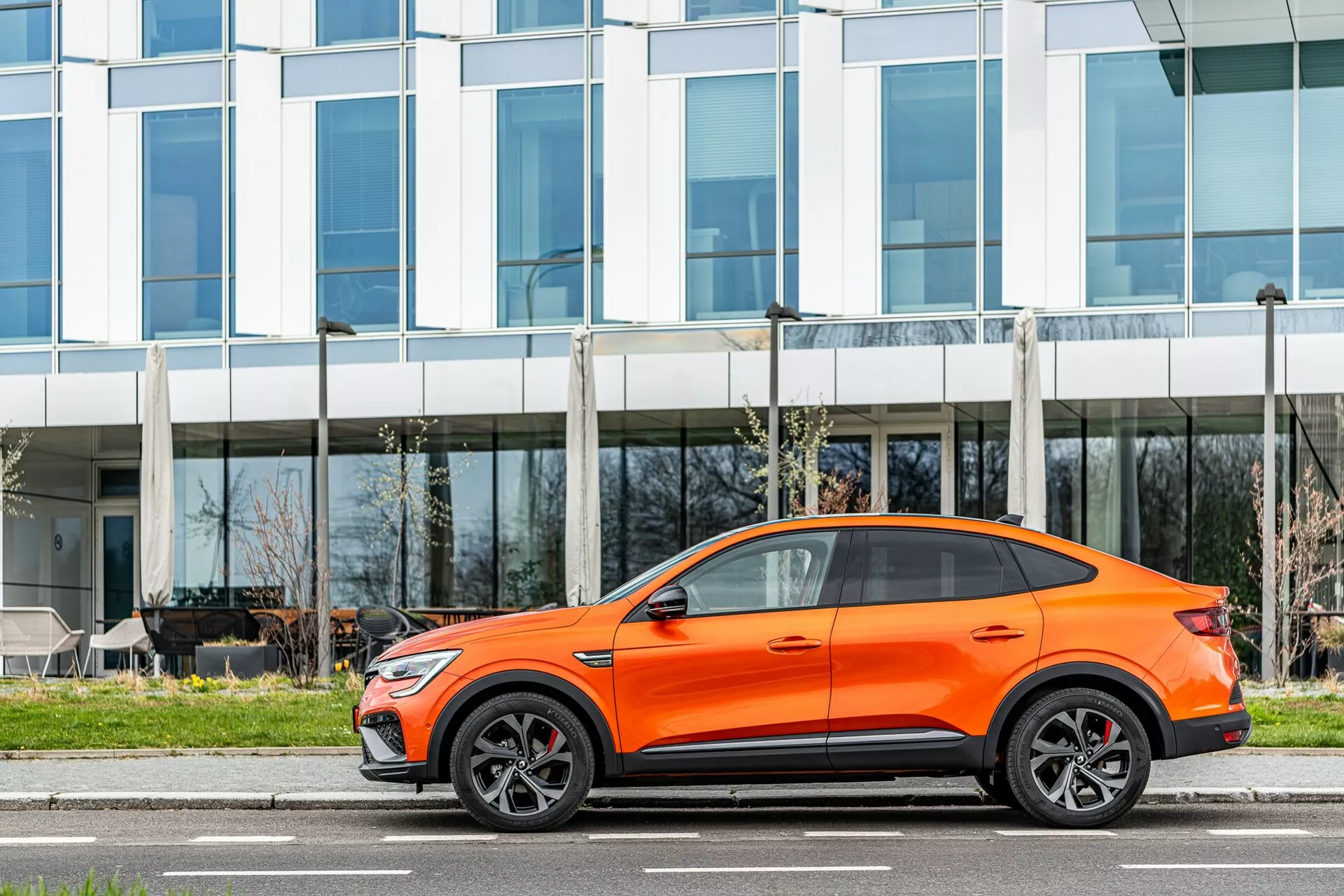 Renault Arkana 2021 - eleganten crossover SUV s športnim dizajnom, elegantnimi linijami in naprednimi tehnološkimi funkcijami