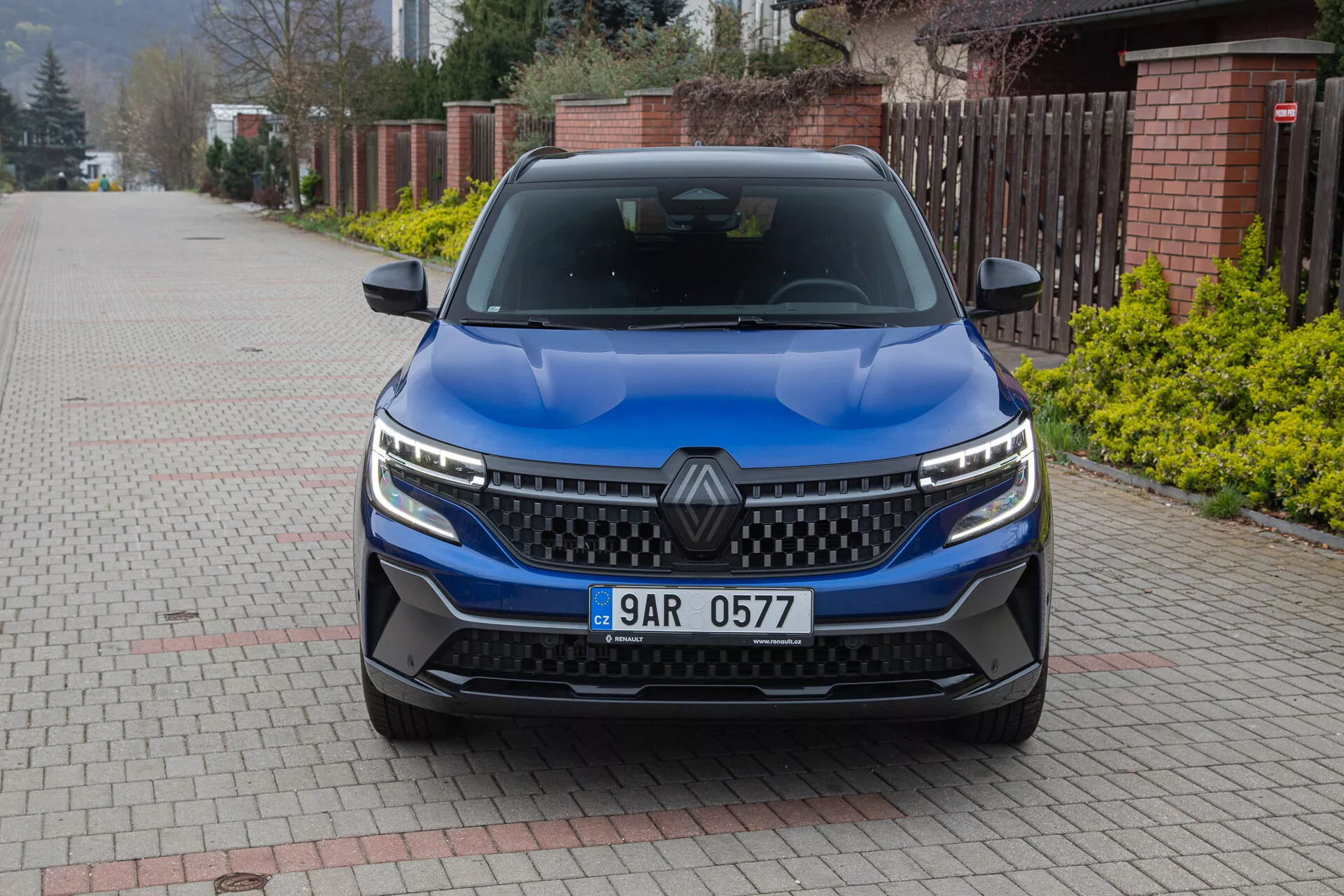Sprednji pogled na Renault Austral 2022 s poudarkom na rešetki, LED žarometih in obliki pokrova z modrim metalik zaključkom