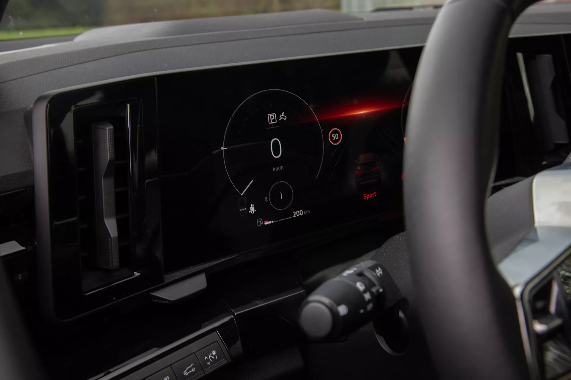 Podroben pogled v notranjost Renault Austral 2022, ki prikazuje digitalno armaturno ploščo in del volana iz perspektive sopotnika