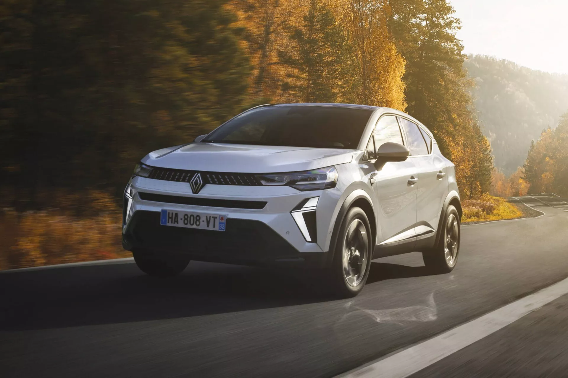 Nov izdan model Renault Captur 2024 (II-Facelift) v živahni bordo barvi, ki prikazuje nadgrajene funkcije, elegantno obliko in sodobno tehnologijo